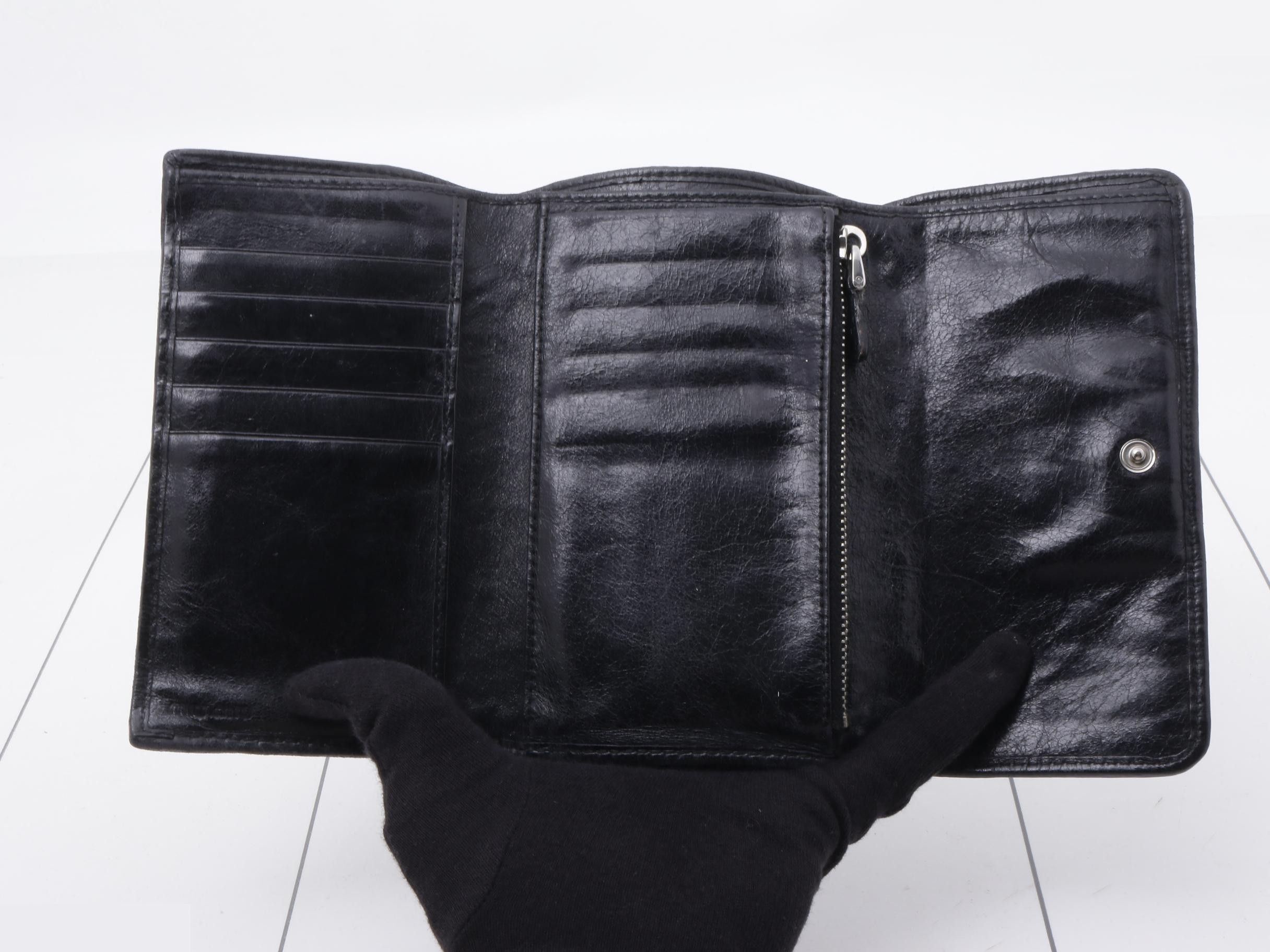 Matelassé leather trifold wallet, black. — view 4