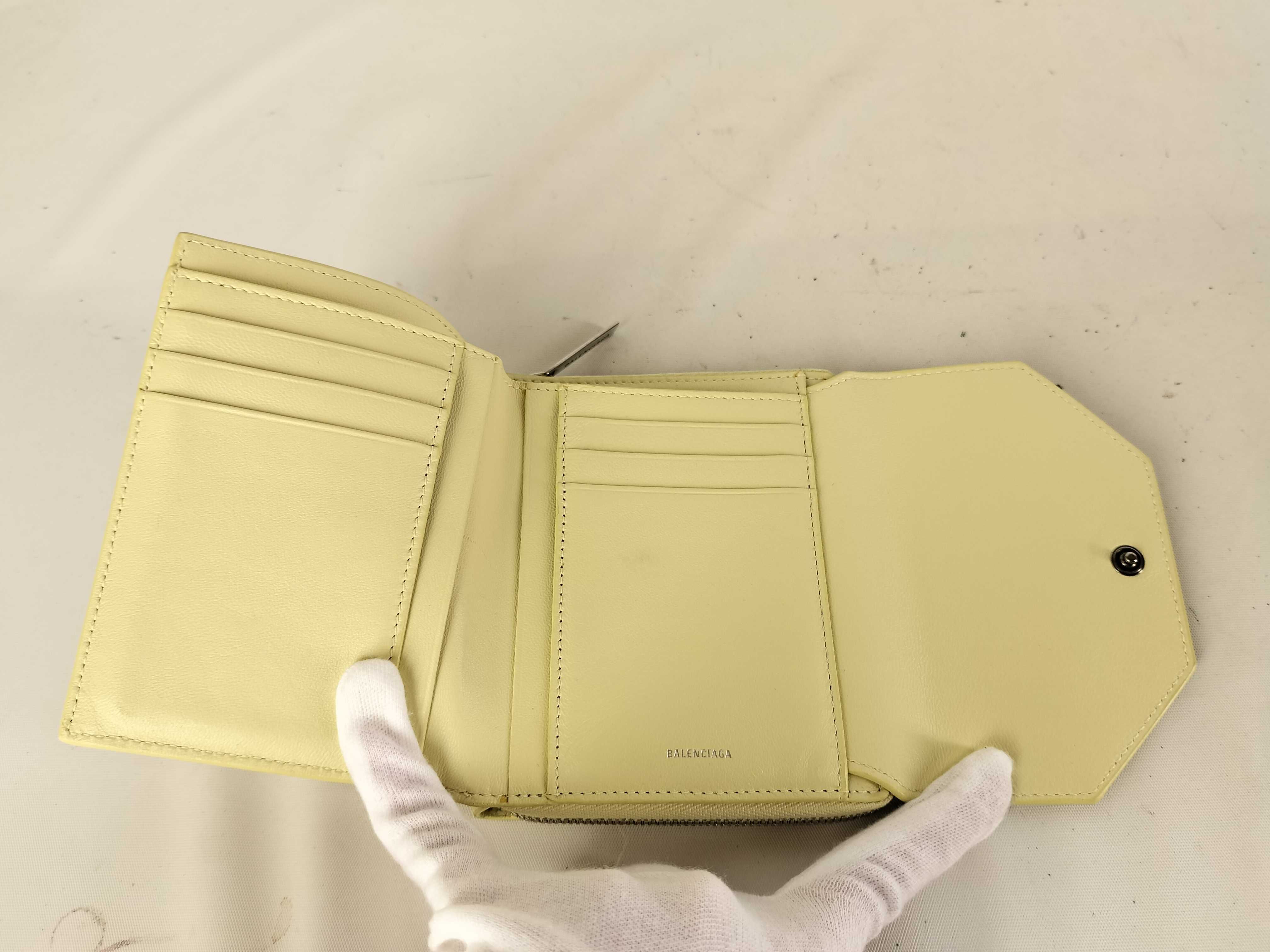 Envelope 753762 Trifold Wallet Yellow Wallet — view 4
