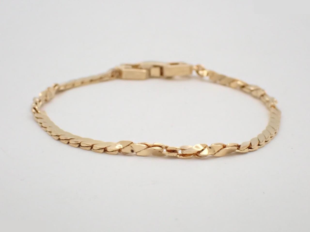 Other lines: Precious metal bracelets and bangles (metal), wrist circumference approximately 18 cm.