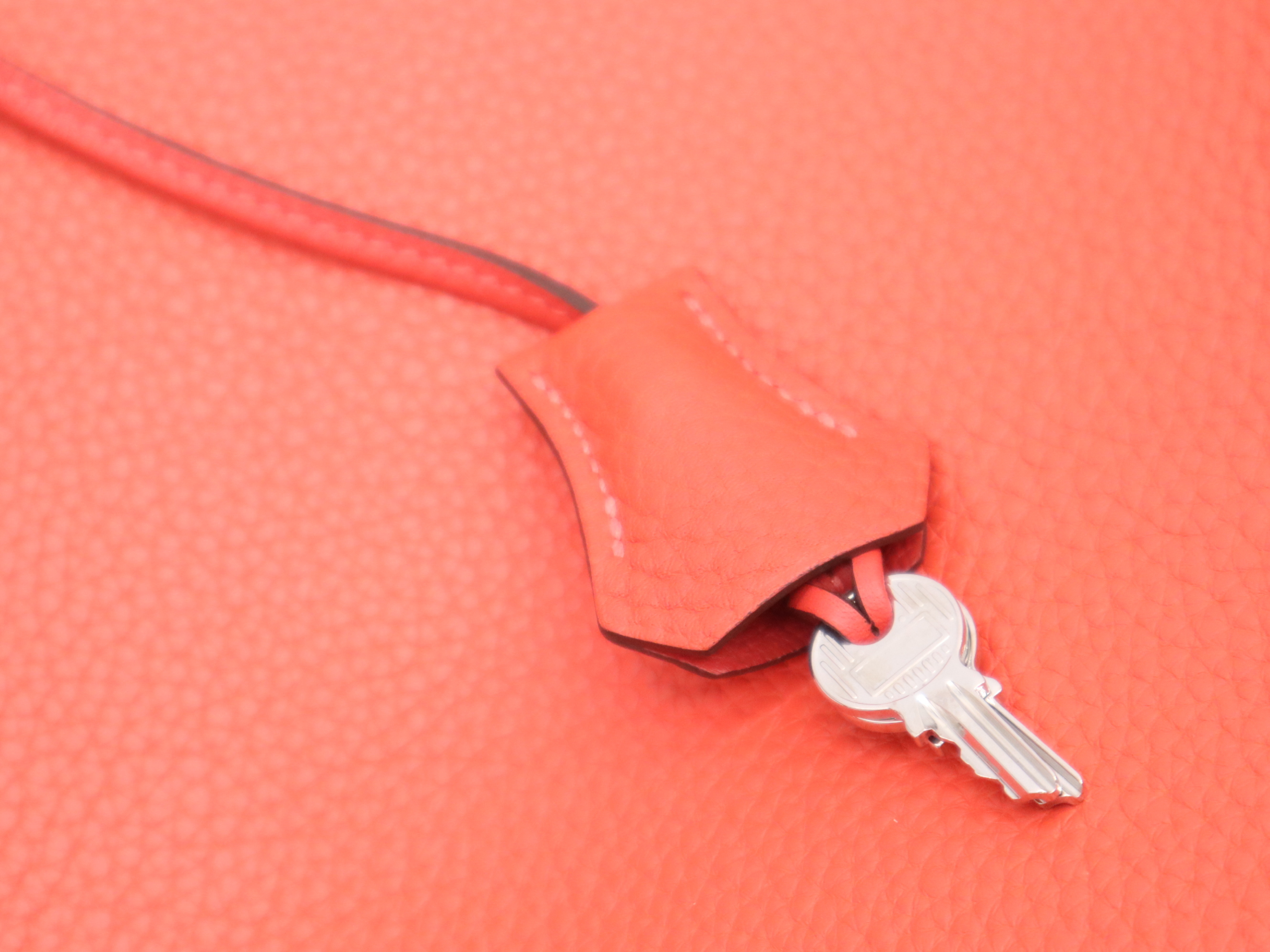 Kelly 35 in Taurillon Clemence leather, with shoulder strap, padlock, 2 keys, and clochette. Red, silver hardware, T stamp, 1964. Handbag. — view 14
