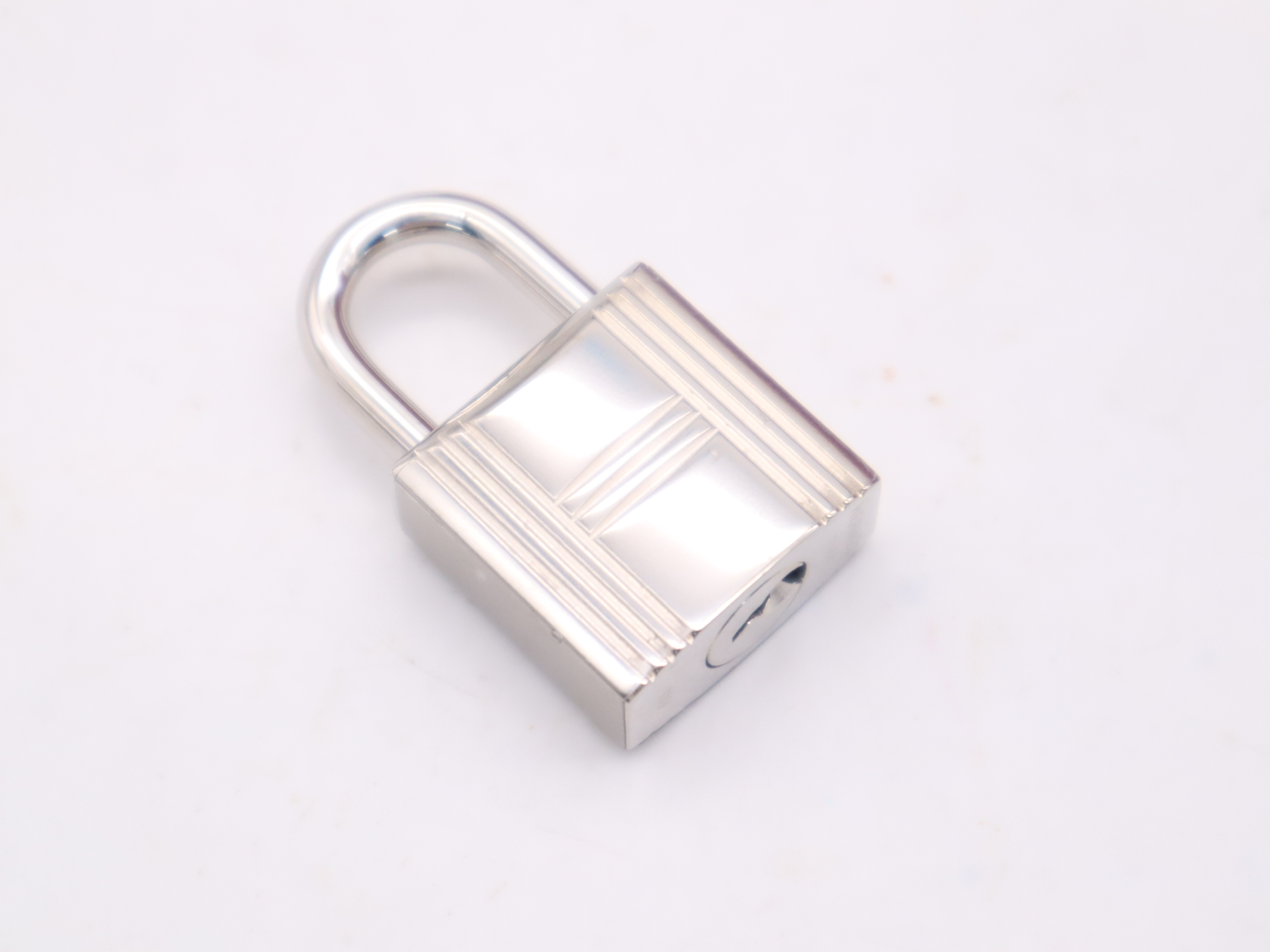 Kelly 35 in Taurillon Clemence leather, with shoulder strap, padlock, 2 keys, and clochette. Red, silver hardware, T stamp, 1964. Handbag. — view 15
