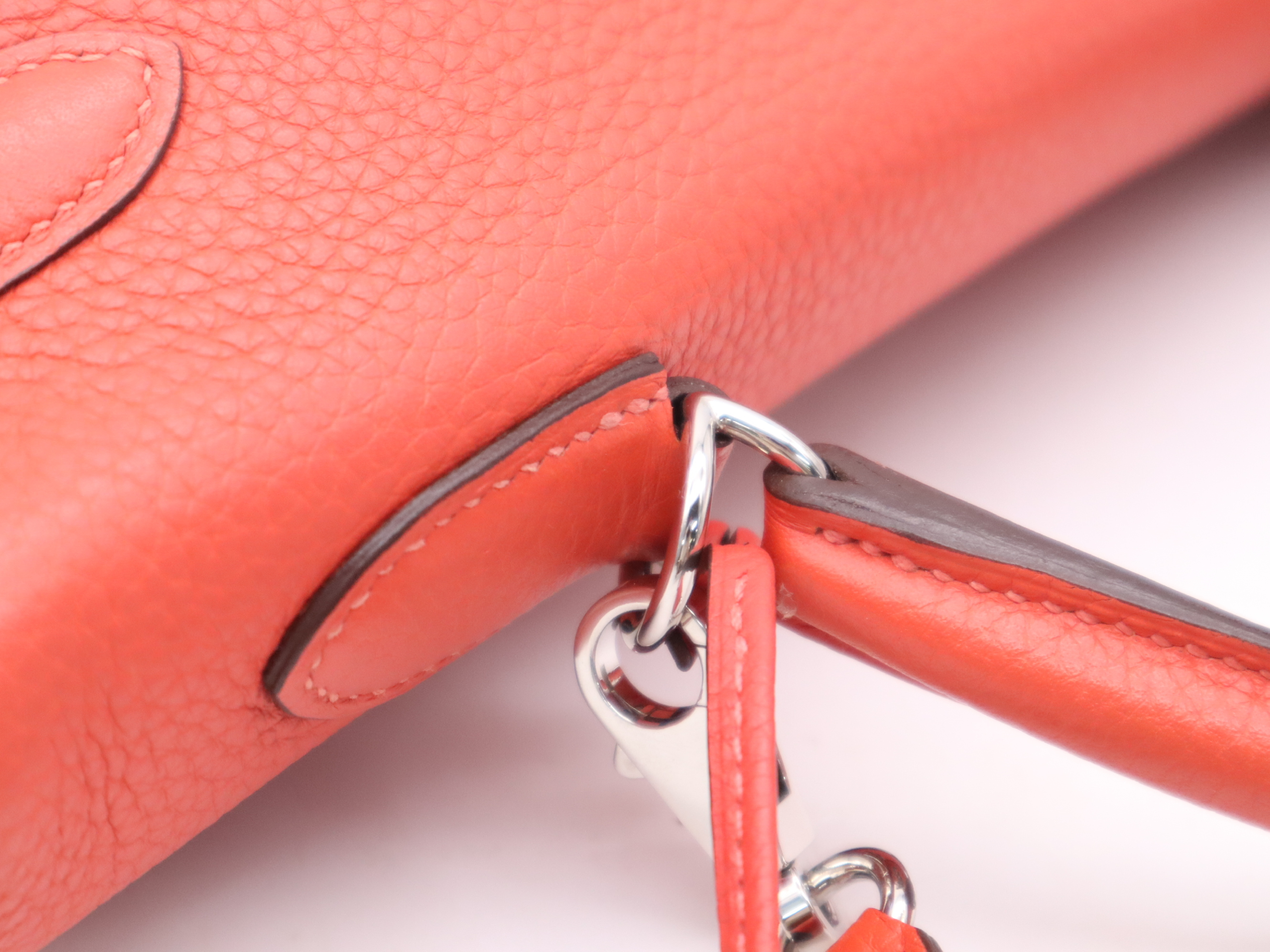 Kelly 35 in Taurillon Clemence leather, with shoulder strap, padlock, 2 keys, and clochette. Red, silver hardware, T stamp, 1964. Handbag. — view 7