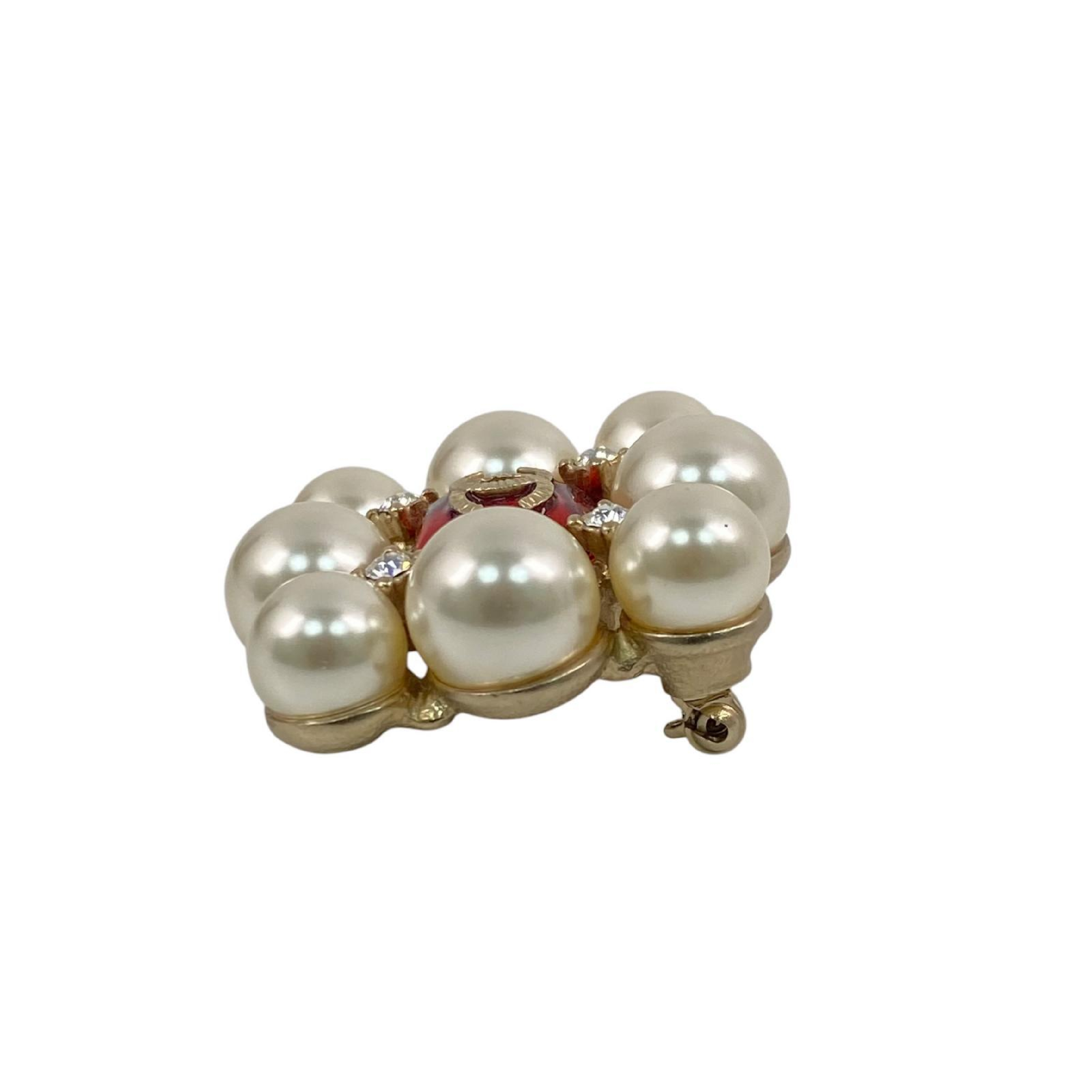 【*Shipped from: Hong Kong*】CHANEL Red Resin/Faux Pearl Coco Mark A15S Brooch — view 4