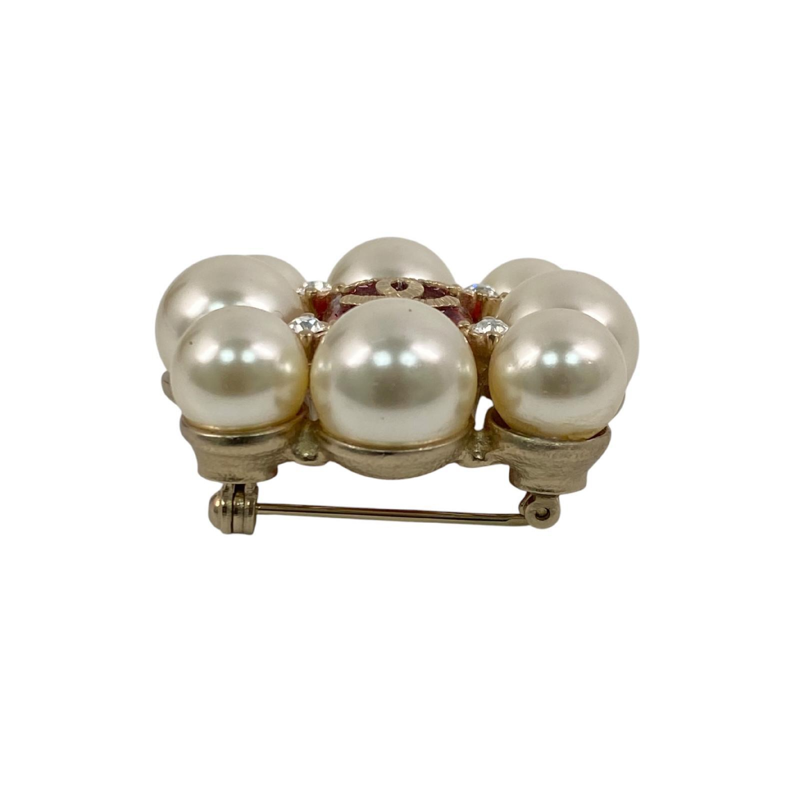 【*Shipped from: Hong Kong*】CHANEL Red Resin/Faux Pearl Coco Mark A15S Brooch — view 5