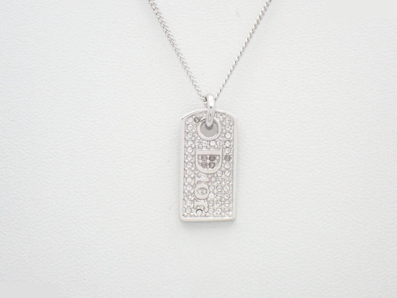 Other lines: Precious metal necklaces and pendants, chain approximately 44cm.