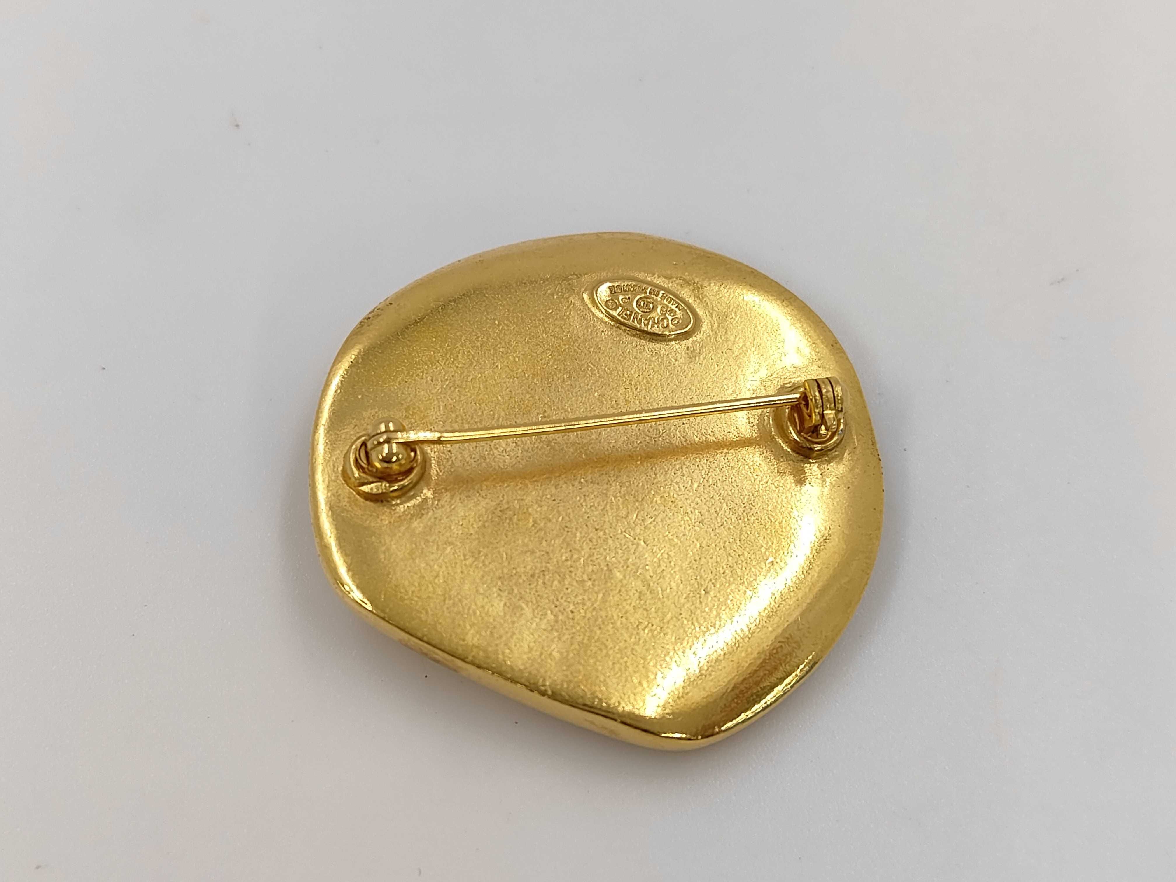 brooch — view 2