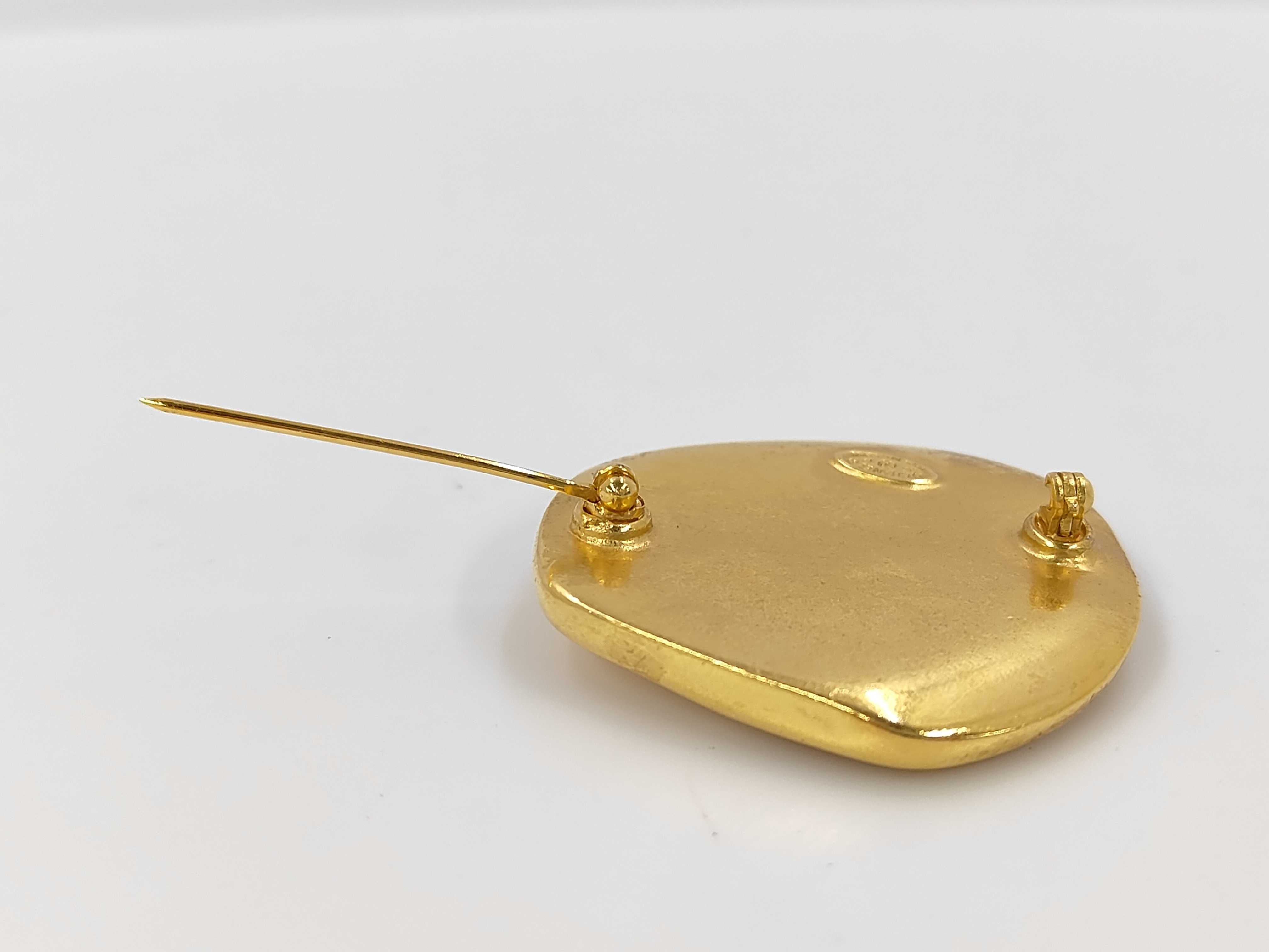 brooch — view 3