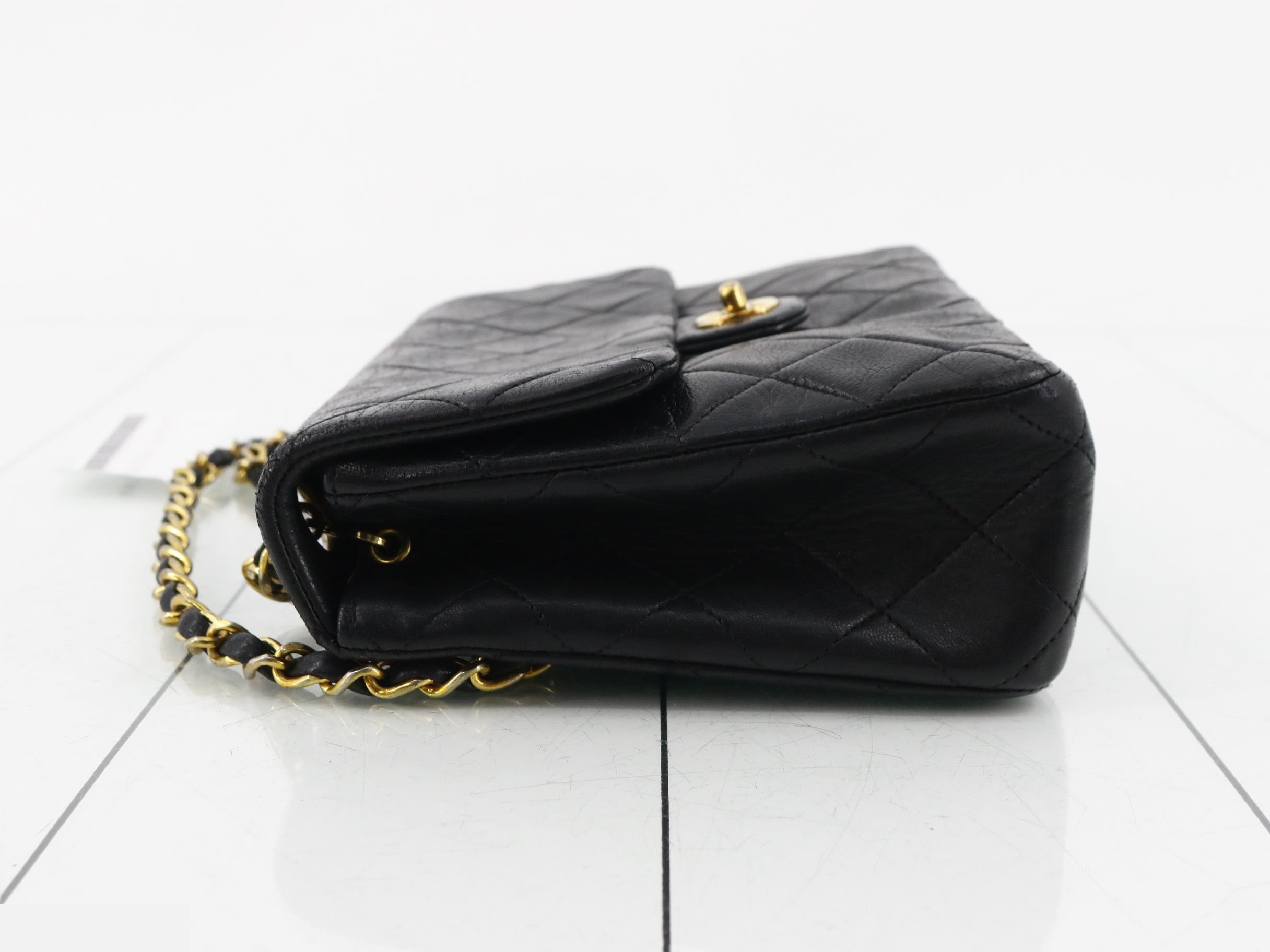 Matelassé (bag) - Gold chain shoulder bag - Black — view 4