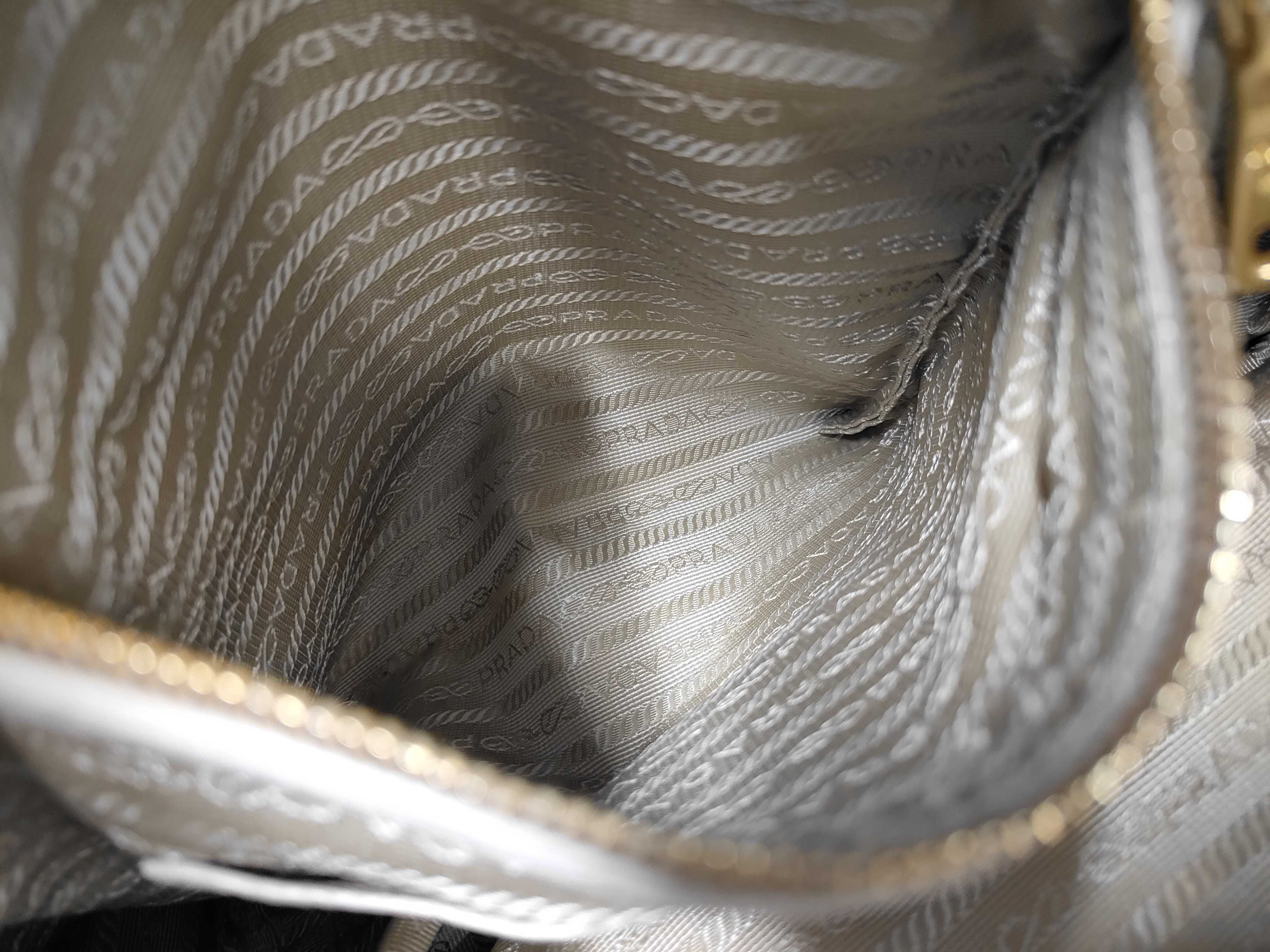 Vitello Daino Leather Handbag — view 9