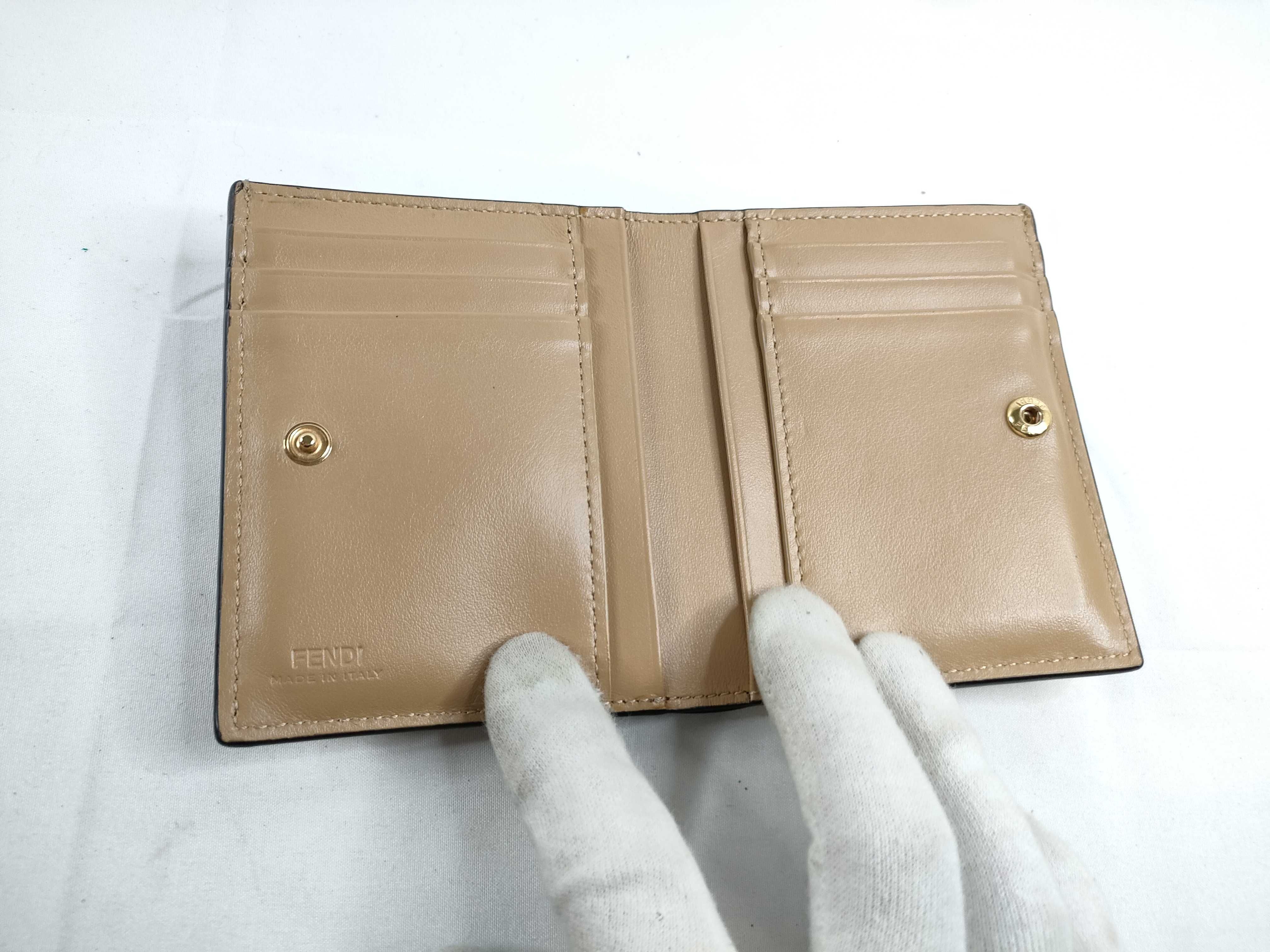 8M0468 Logo Bi-fold Wallet Leather Beige Wallet — view 8