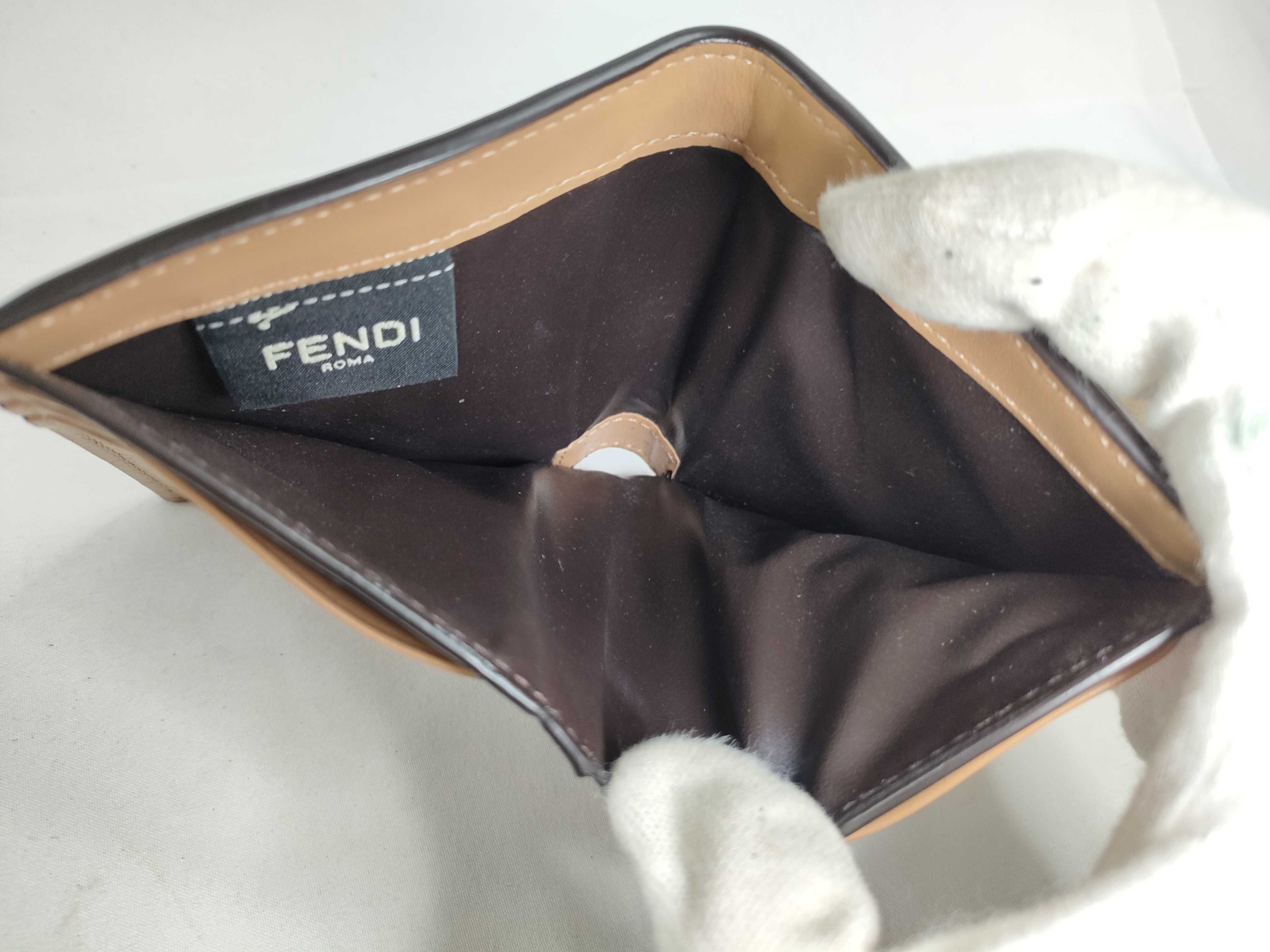 8M0468 Logo Bi-fold Wallet Leather Beige Wallet — view 10