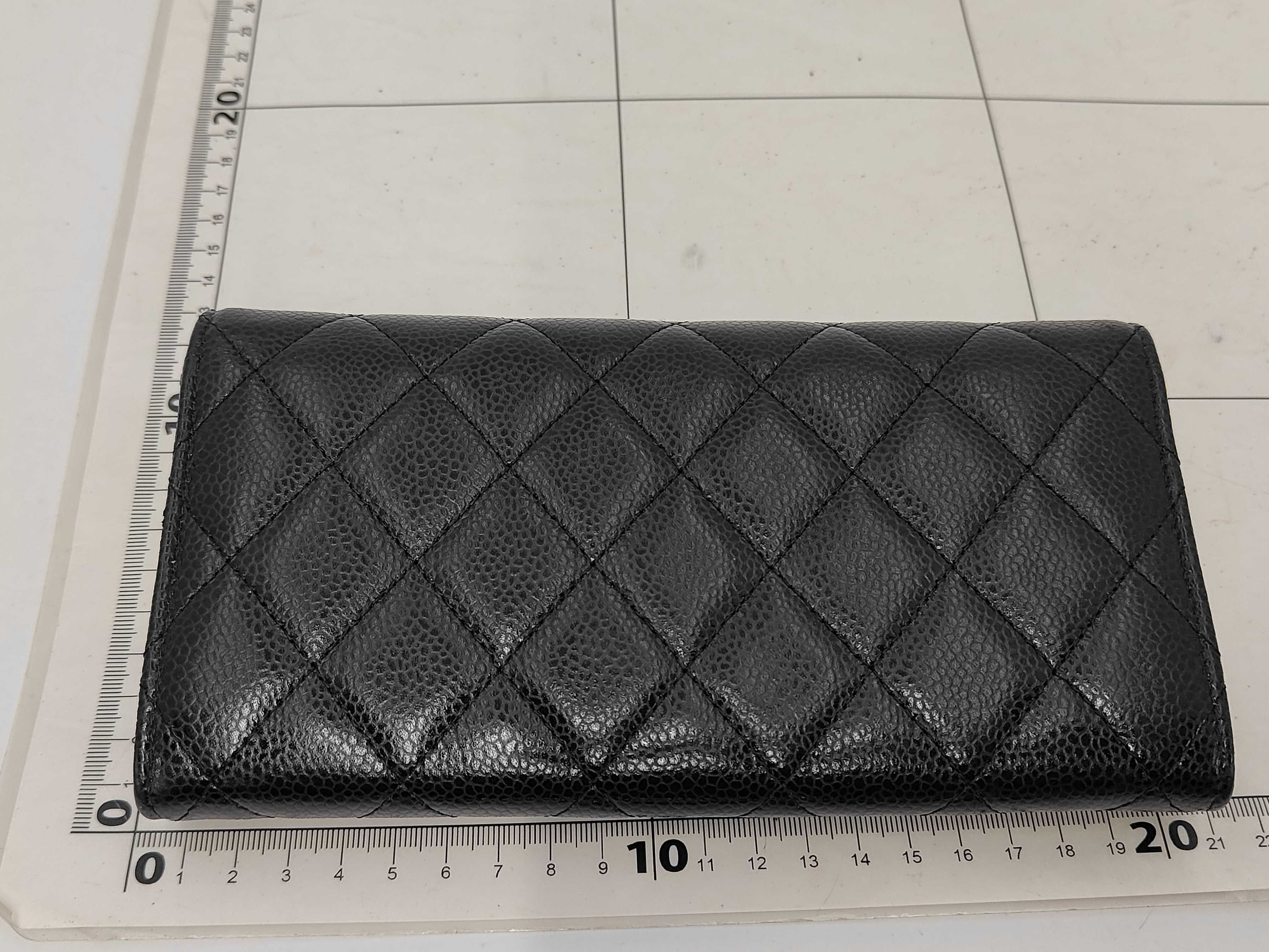 CLASSIC FLAP Long Wallet Black x Gold Quilted Caviaskin No. 27 No Card Wallet — view 2