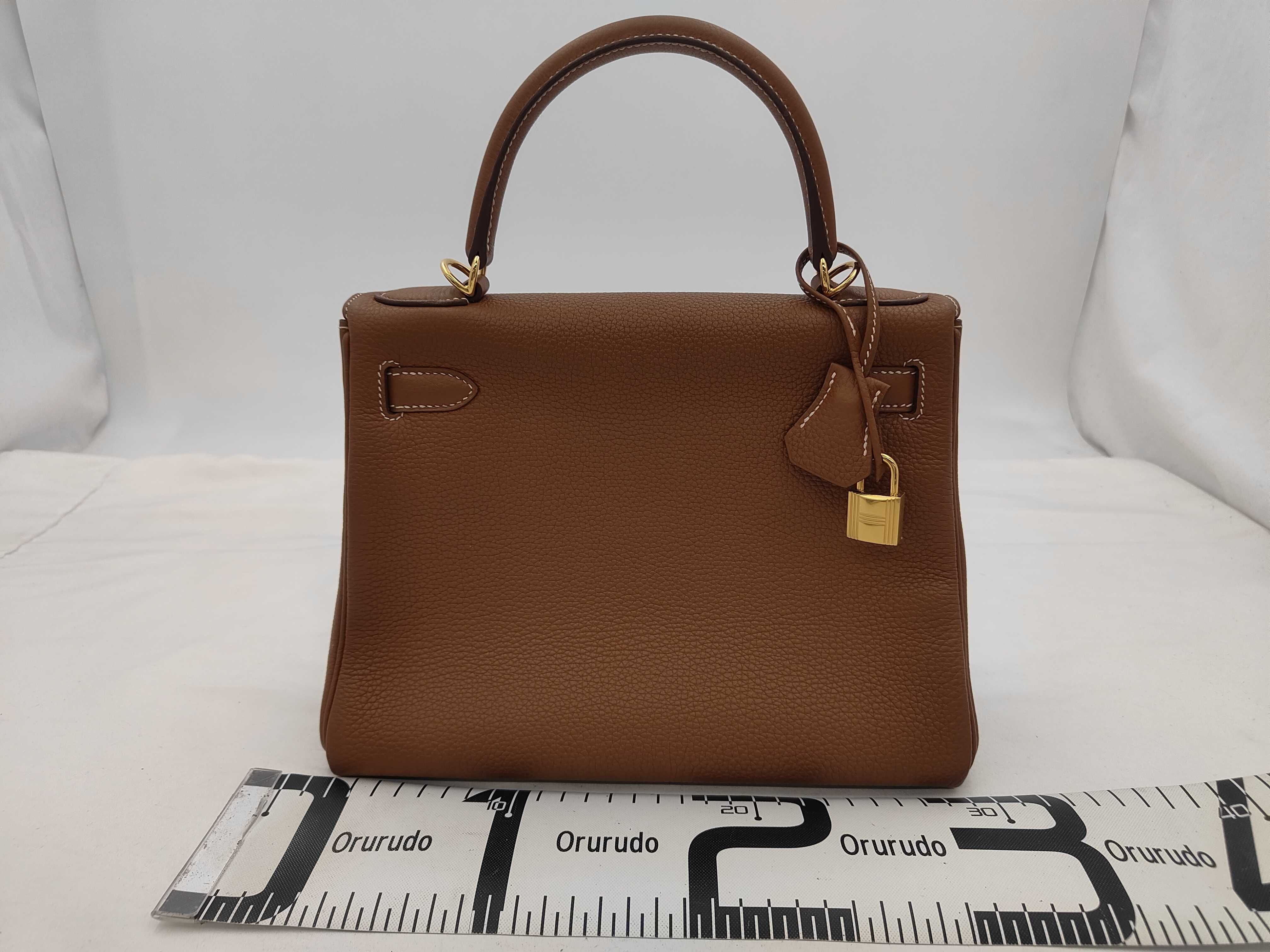 Kelly 28 Gold Shoulder Bag with Gold Hardware (D Stamp) — view 2