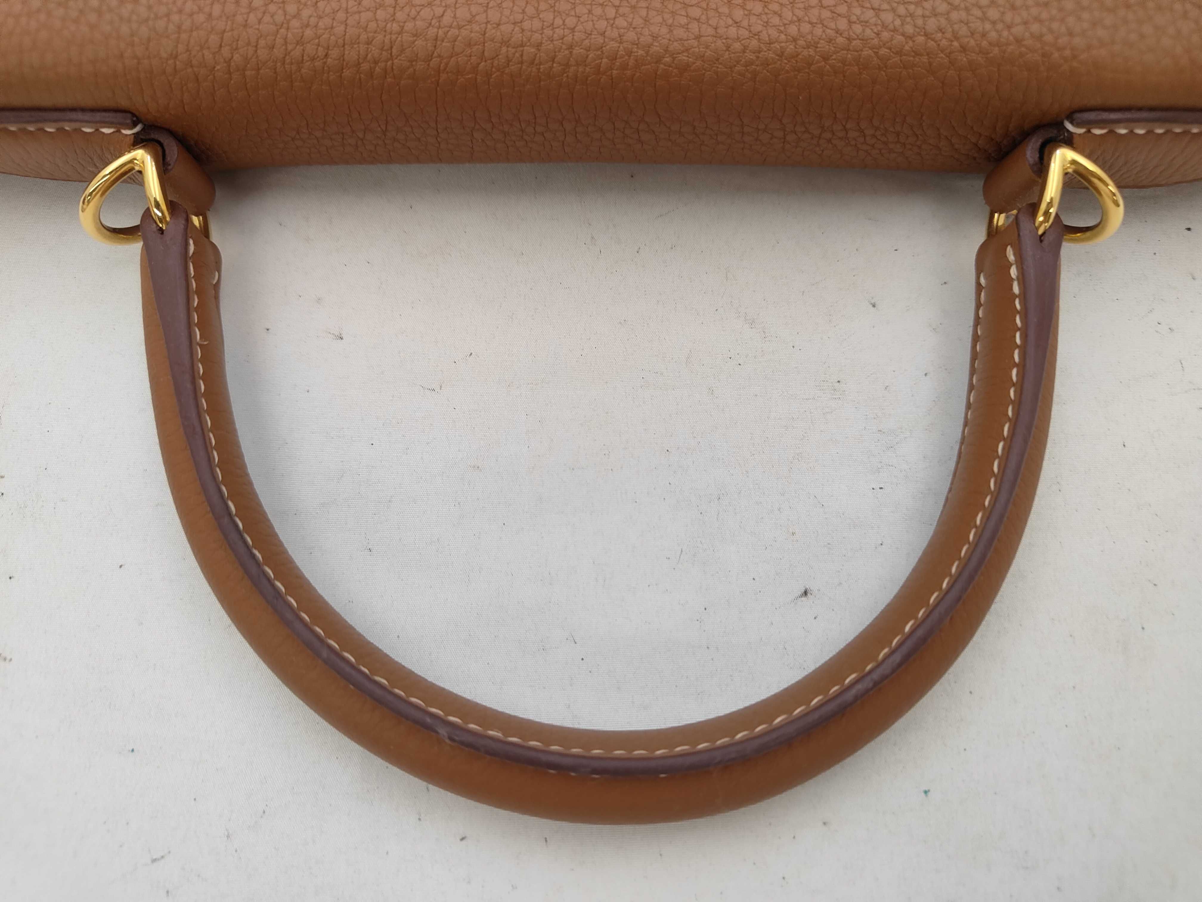 Kelly 28 Gold Shoulder Bag with Gold Hardware (D Stamp) — view 3