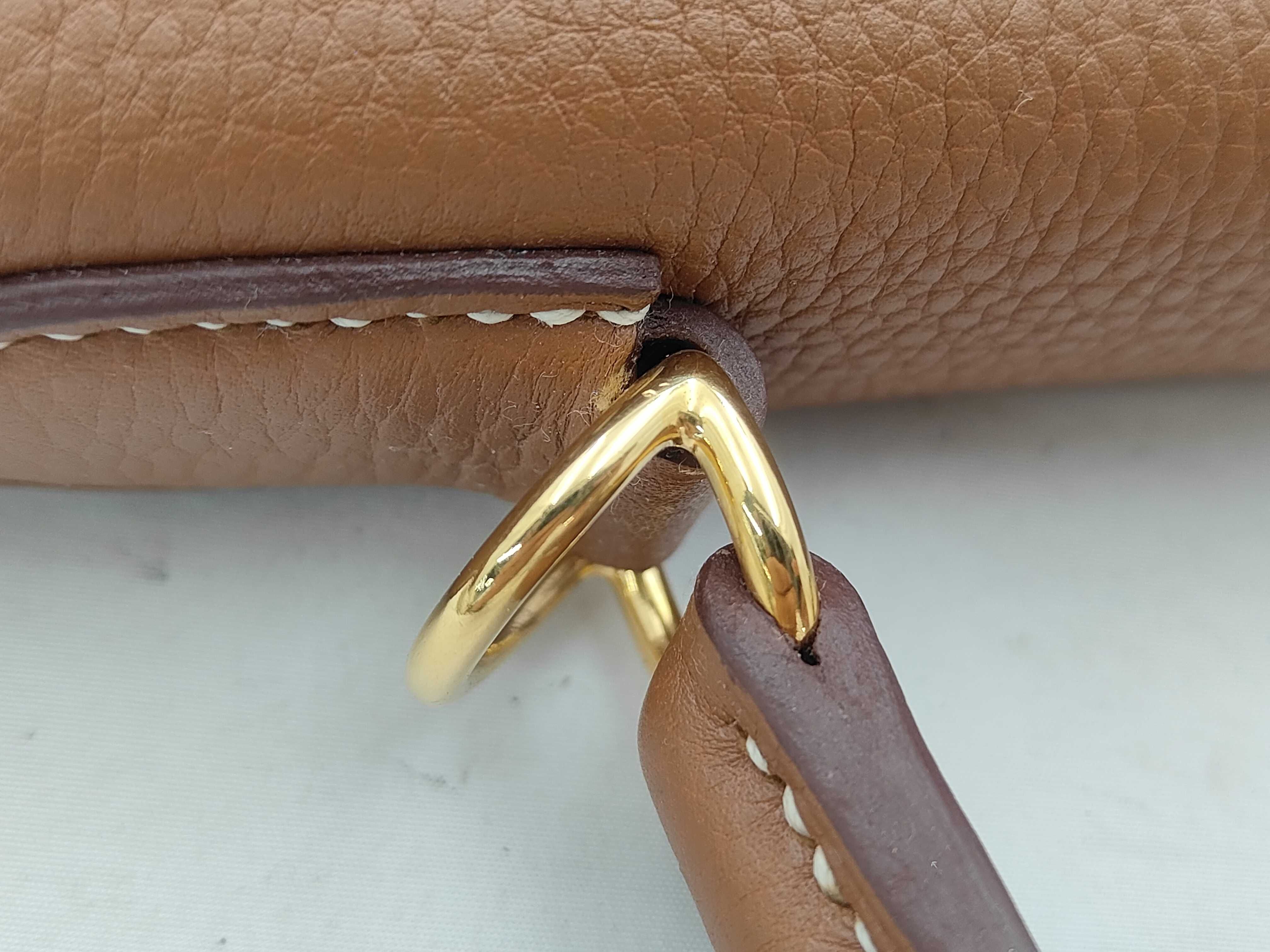 Kelly 28 Gold Shoulder Bag with Gold Hardware (D Stamp) — view 5