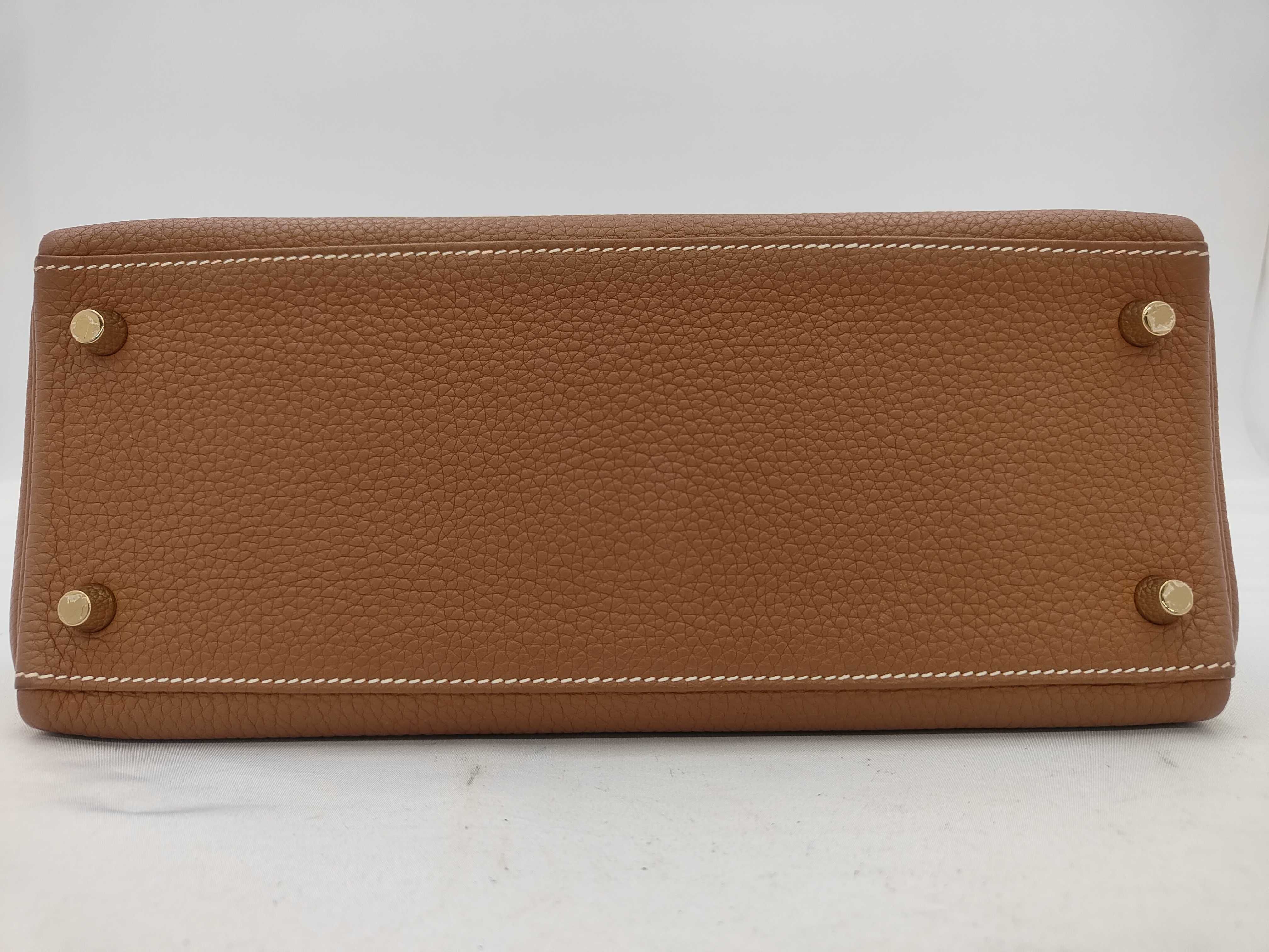 Kelly 28 Gold Shoulder Bag with Gold Hardware (D Stamp) — view 7