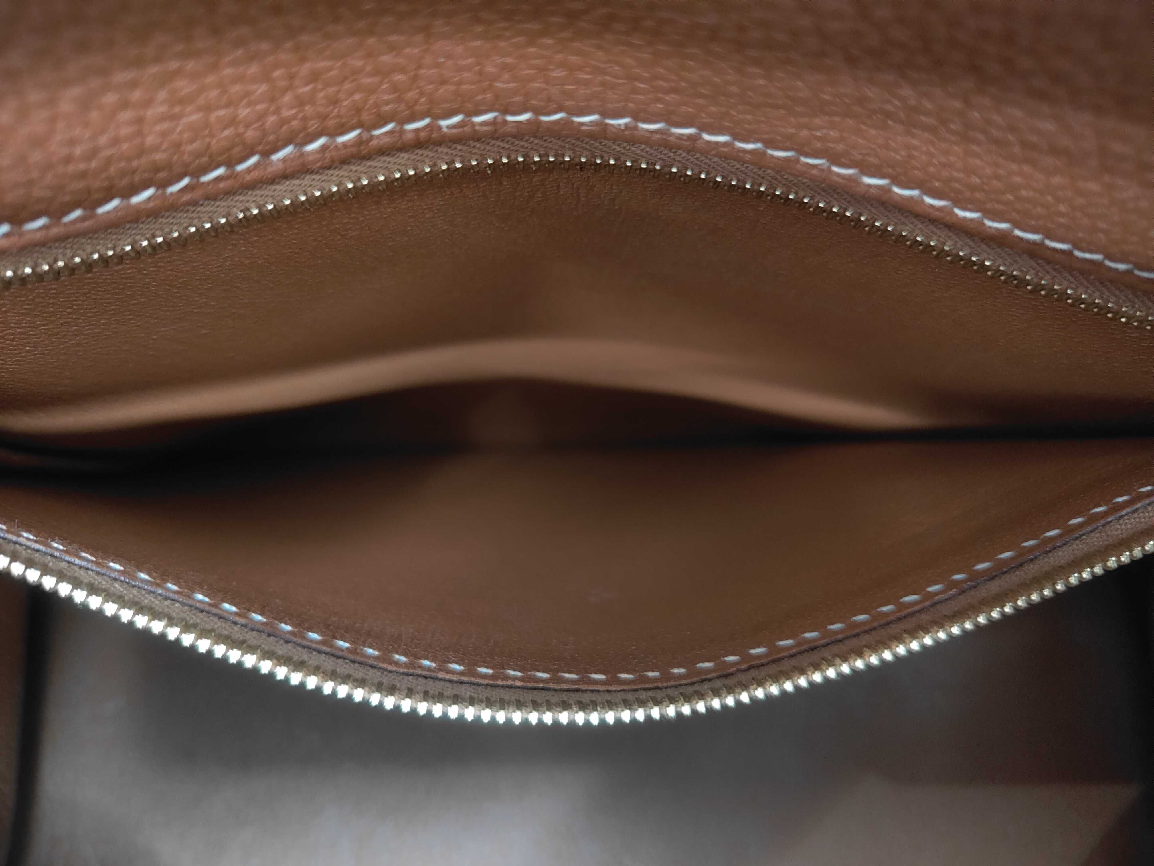 Kelly 28 Gold Shoulder Bag with Gold Hardware (D Stamp) — view 9