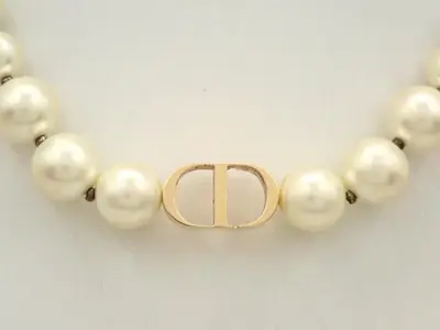 Other line: Precious metal necklaces and pendants, neck circumference approximately 36 cm.