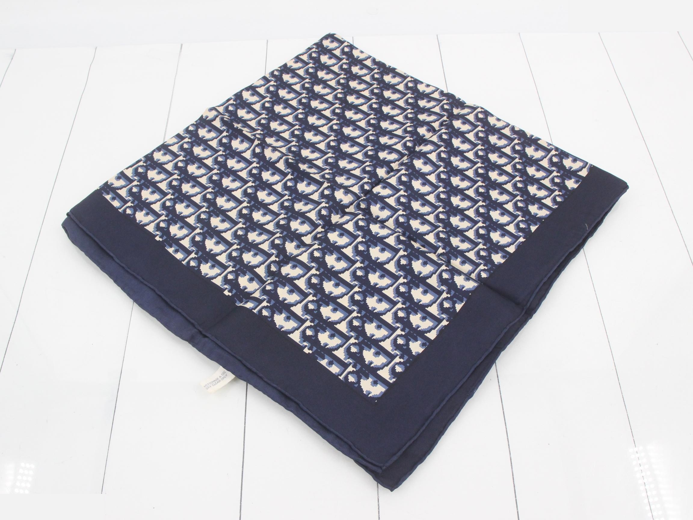 Trotter scarf, with tag. — view 2
