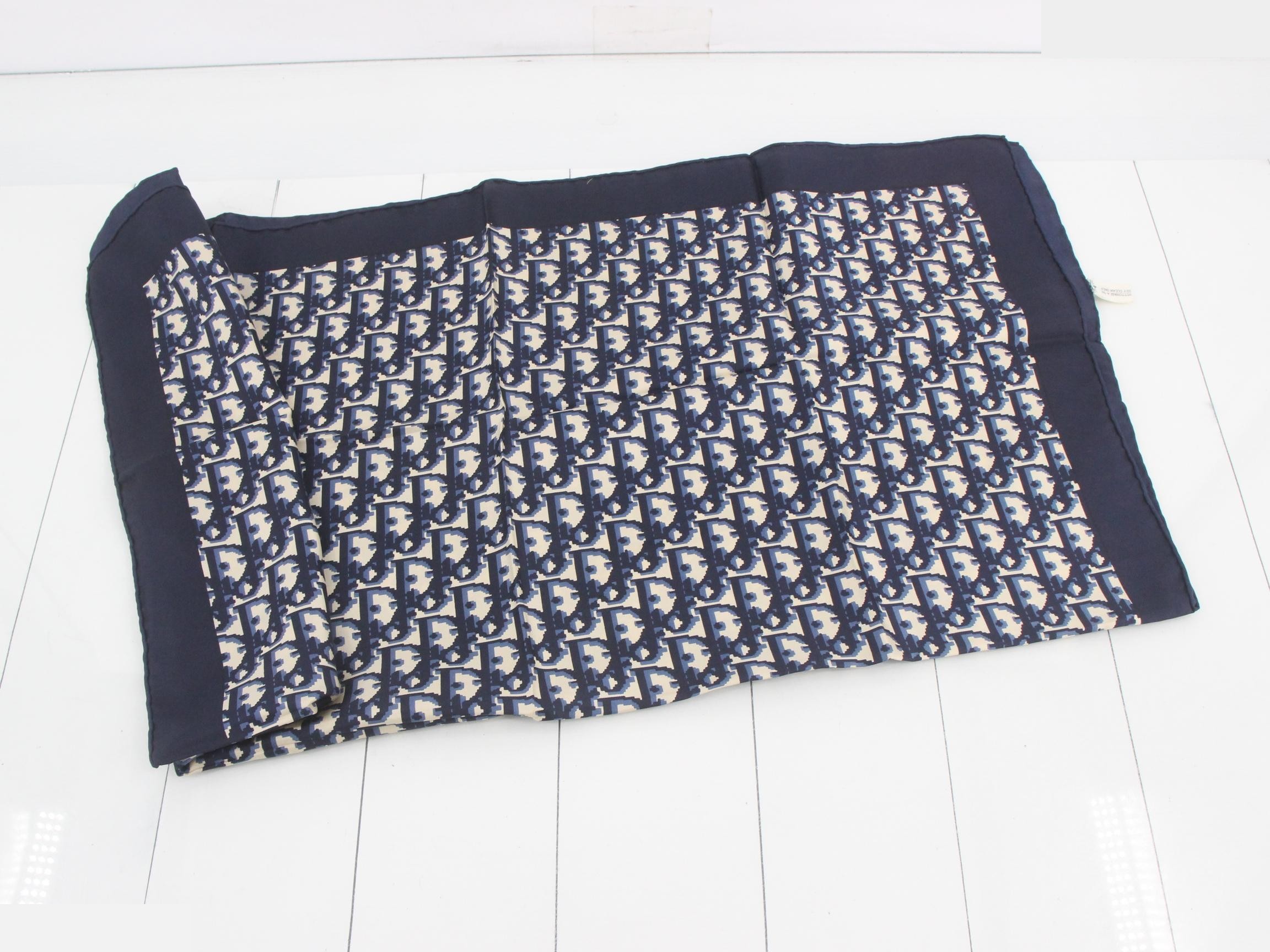 Trotter scarf, with tag. — view 3