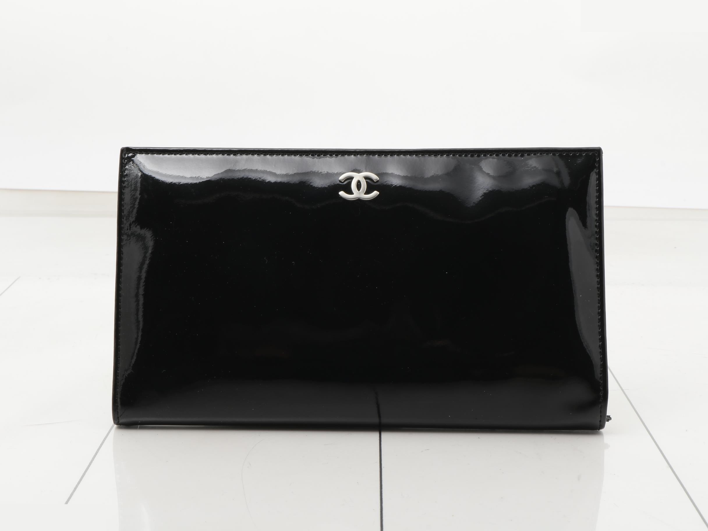 Patent leather long wallet, black, with Coco Mark.