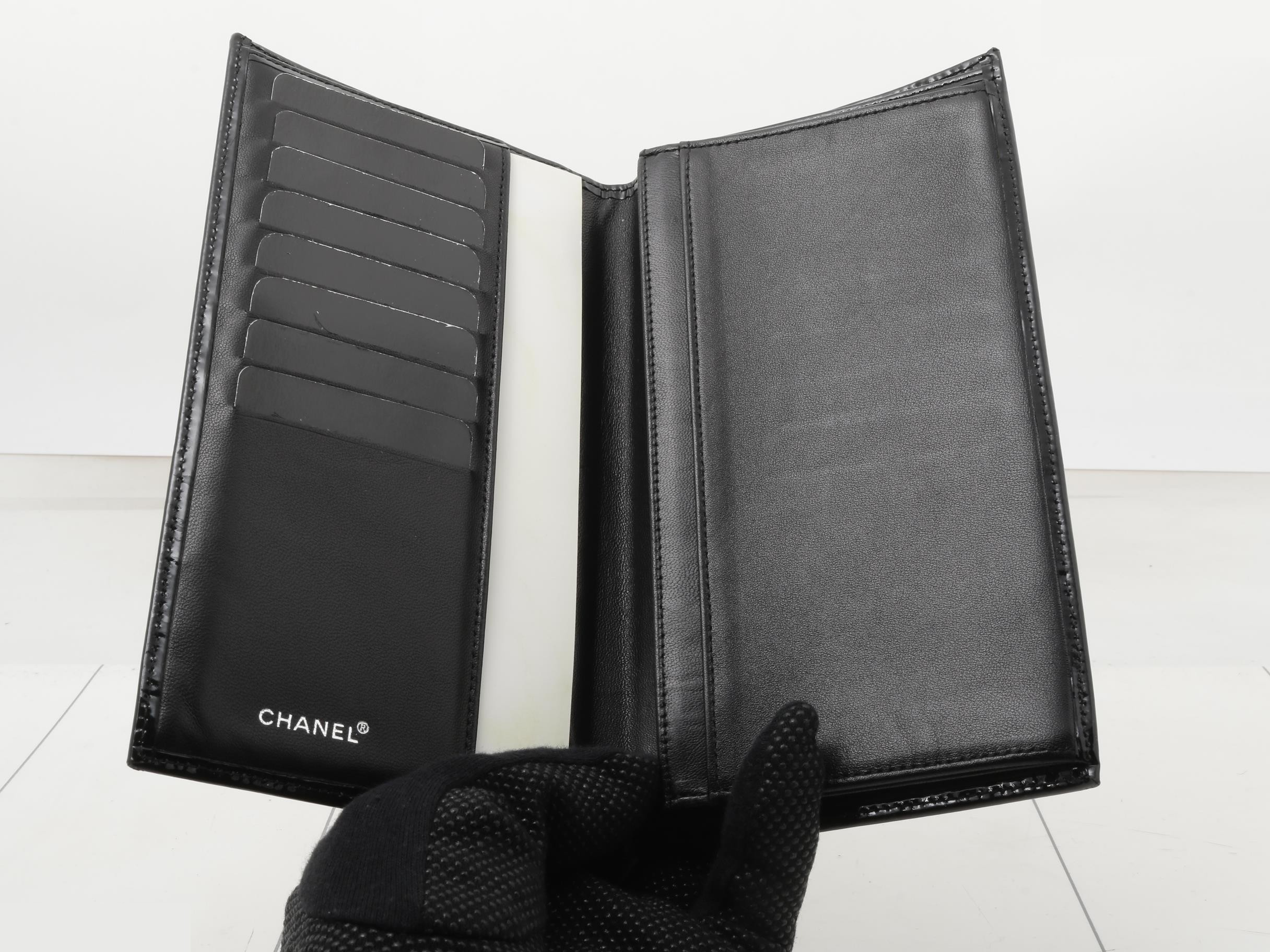 Patent leather long wallet, black, with Coco Mark. — view 4