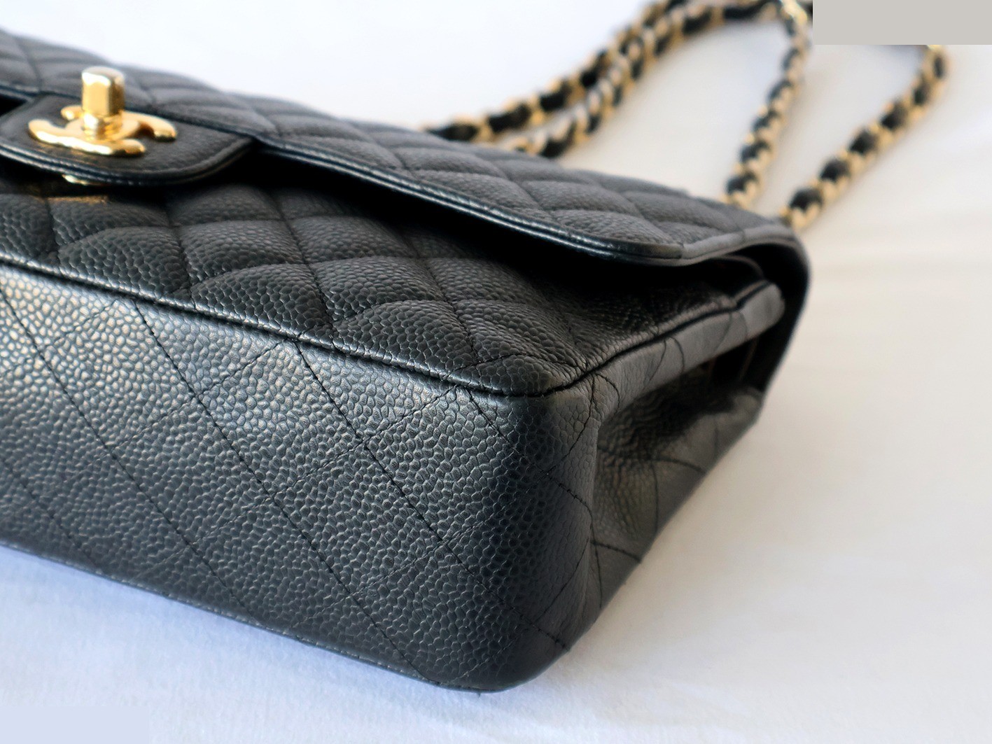 Caviar leather Matelassé 25 Double flap Double chain shoulder bag, black — view 4