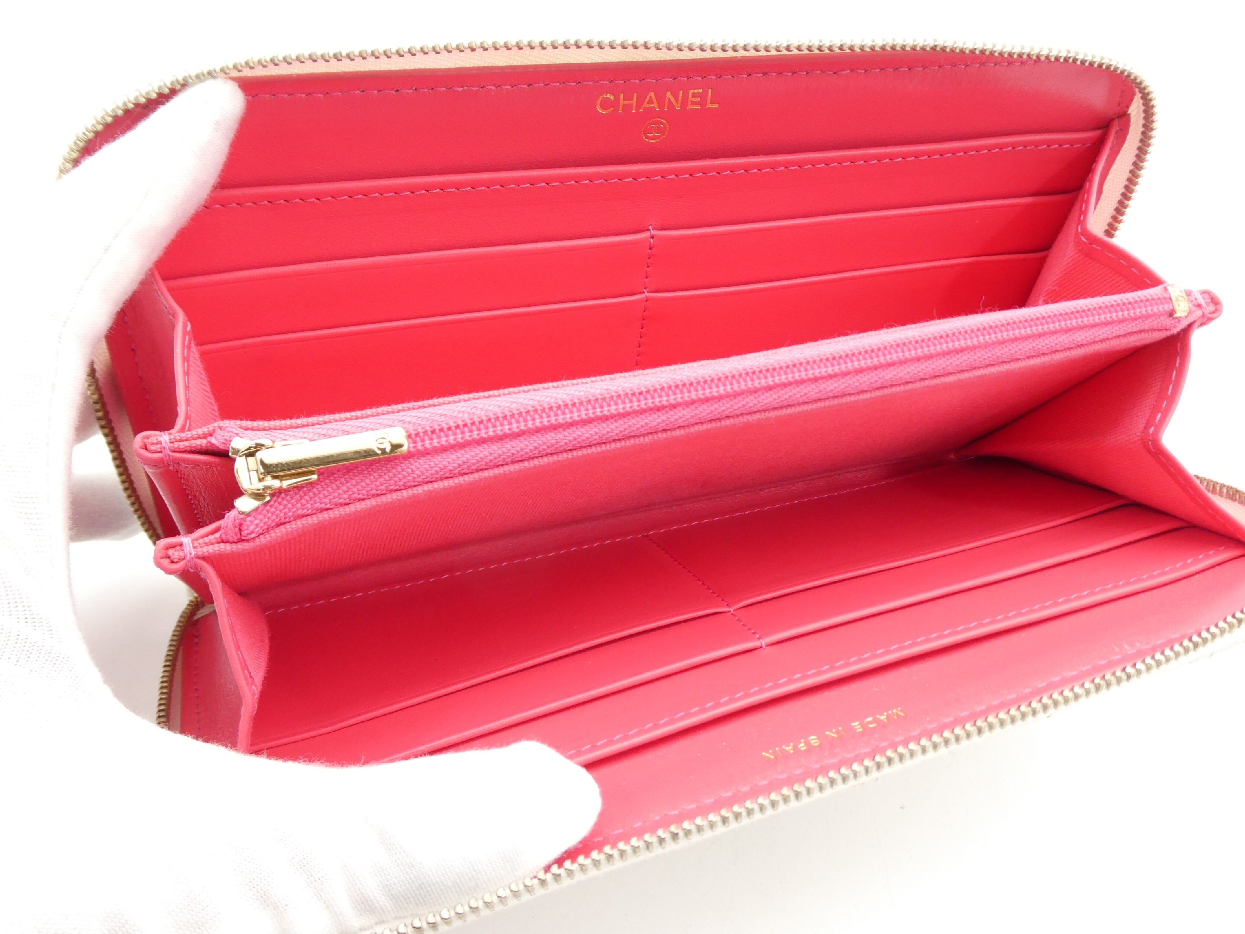 Matelassé Caviar Skin Coco Mark Round Zip Wallet — view 7