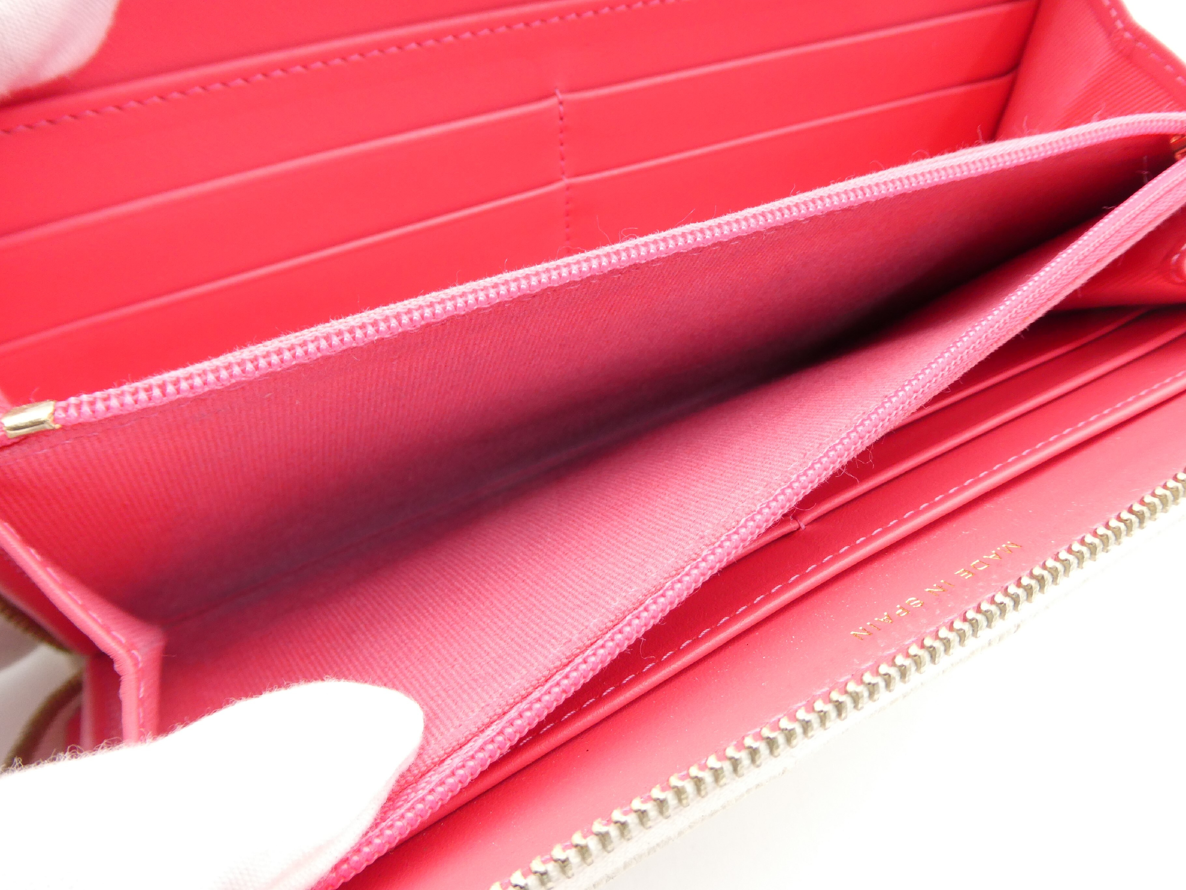 Matelassé Caviar Skin Coco Mark Round Zip Wallet — view 8