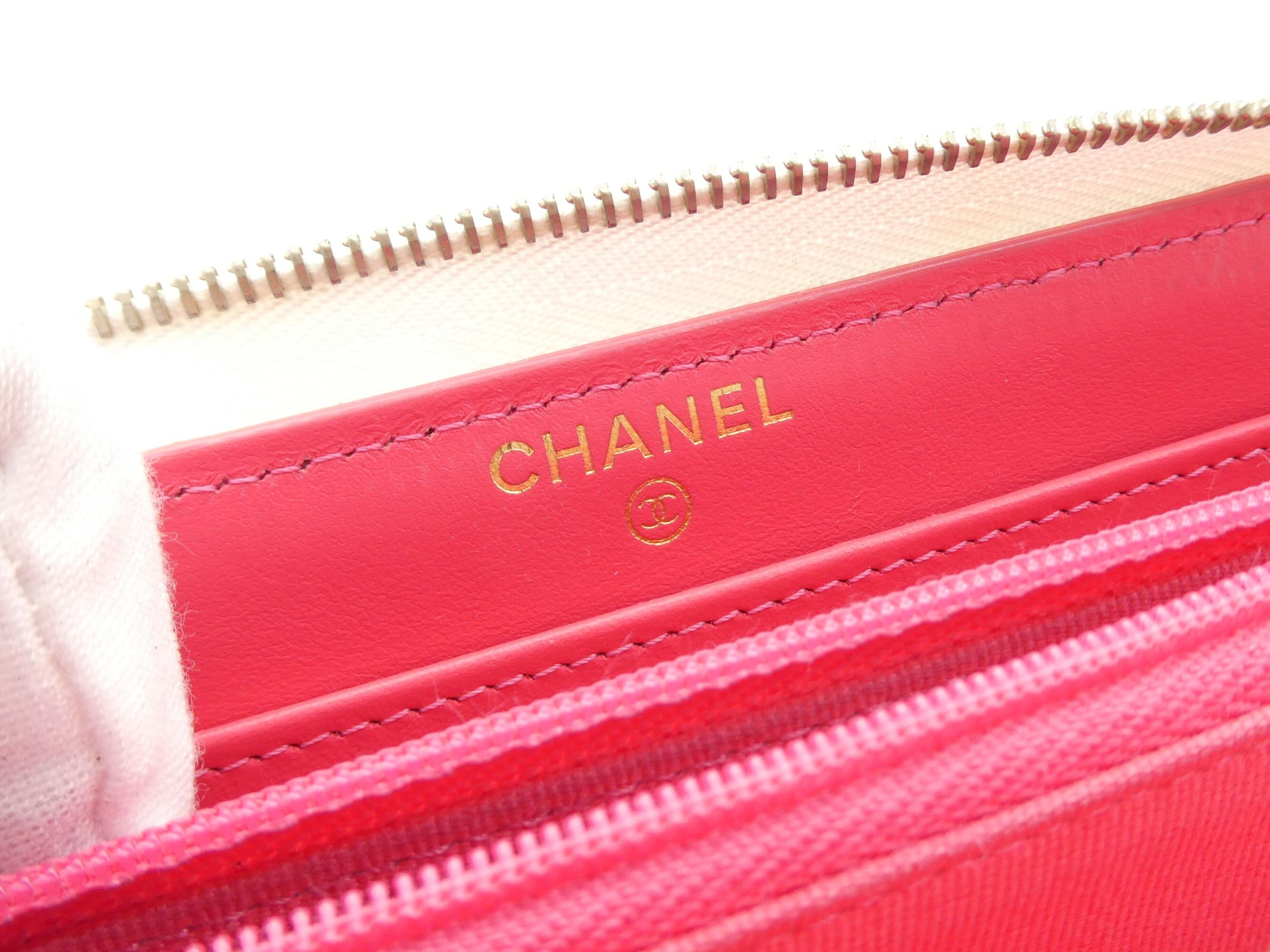 Matelassé Caviar Skin Coco Mark Round Zip Wallet — view 9