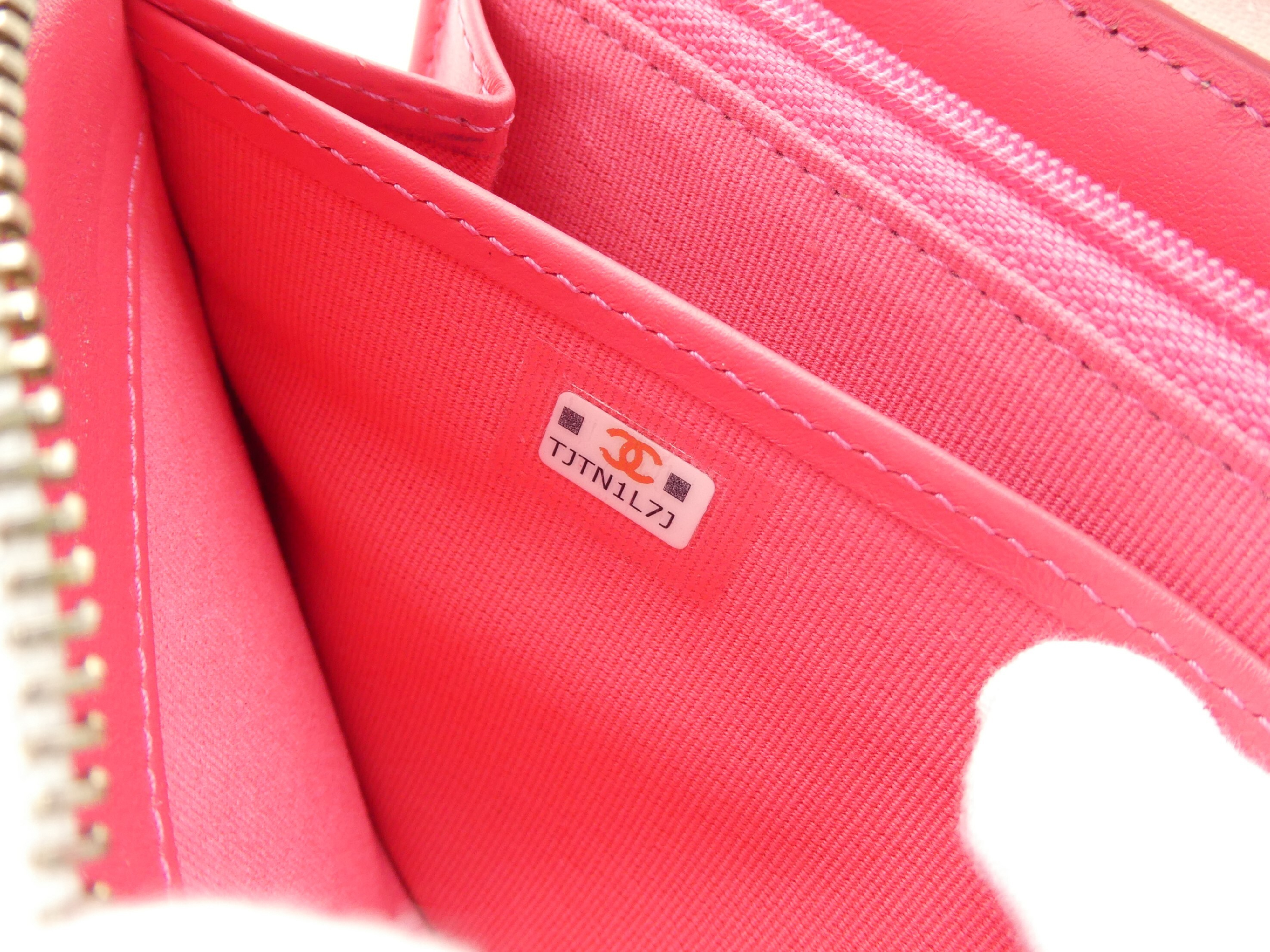 Matelassé Caviar Skin Coco Mark Round Zip Wallet — view 10