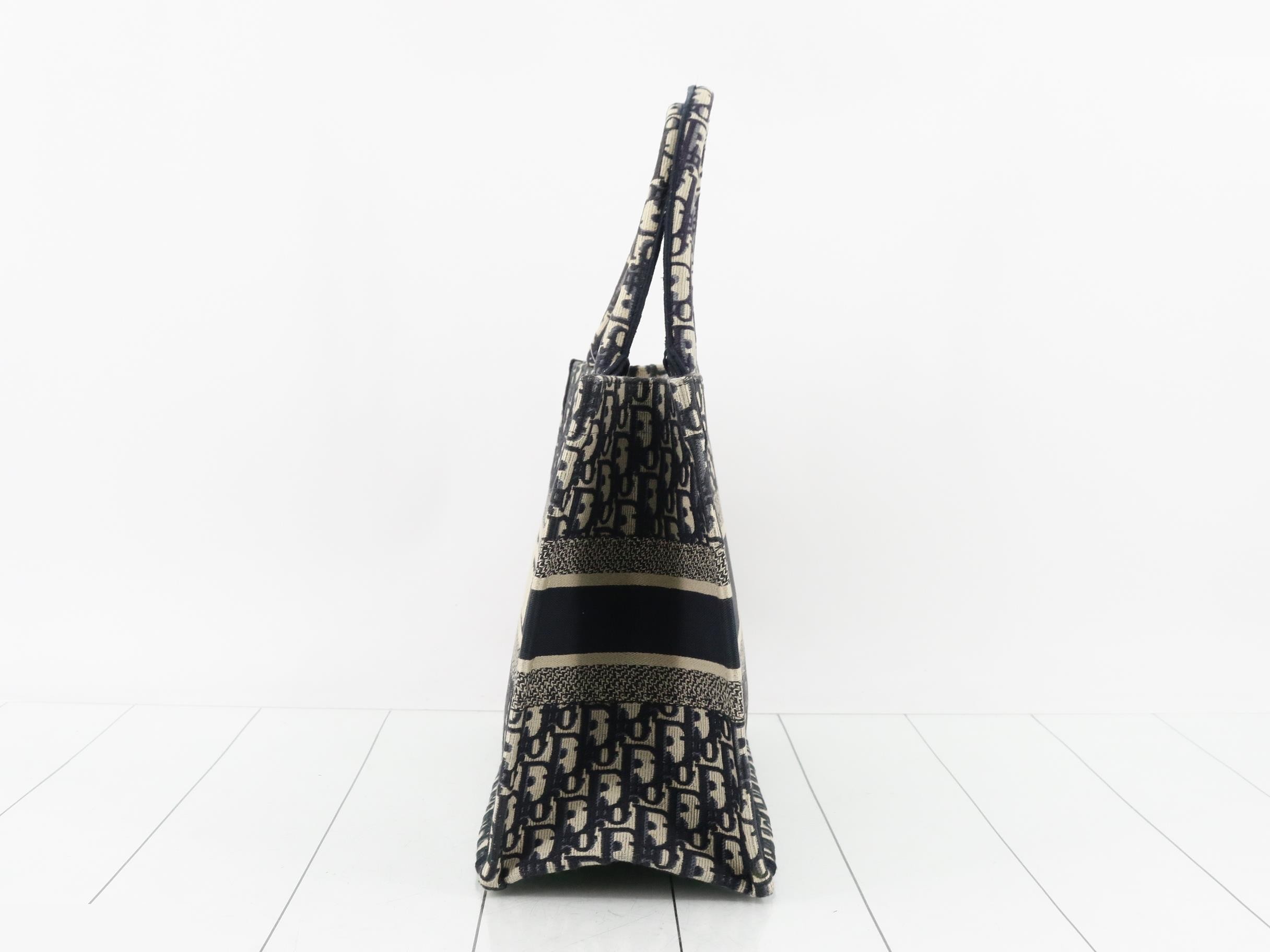 Book Tote, Oblique, Medium — view 3