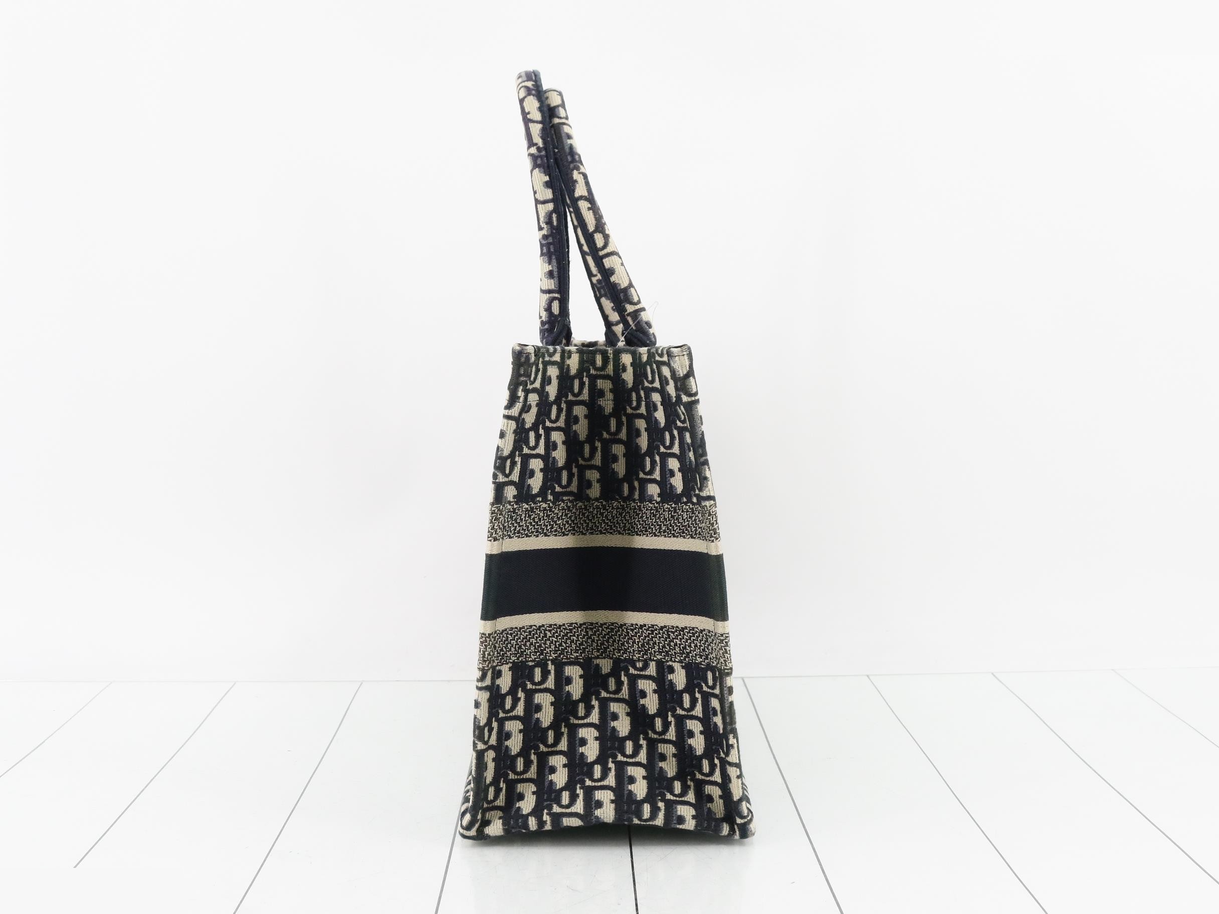Book Tote, Oblique, Medium — view 4