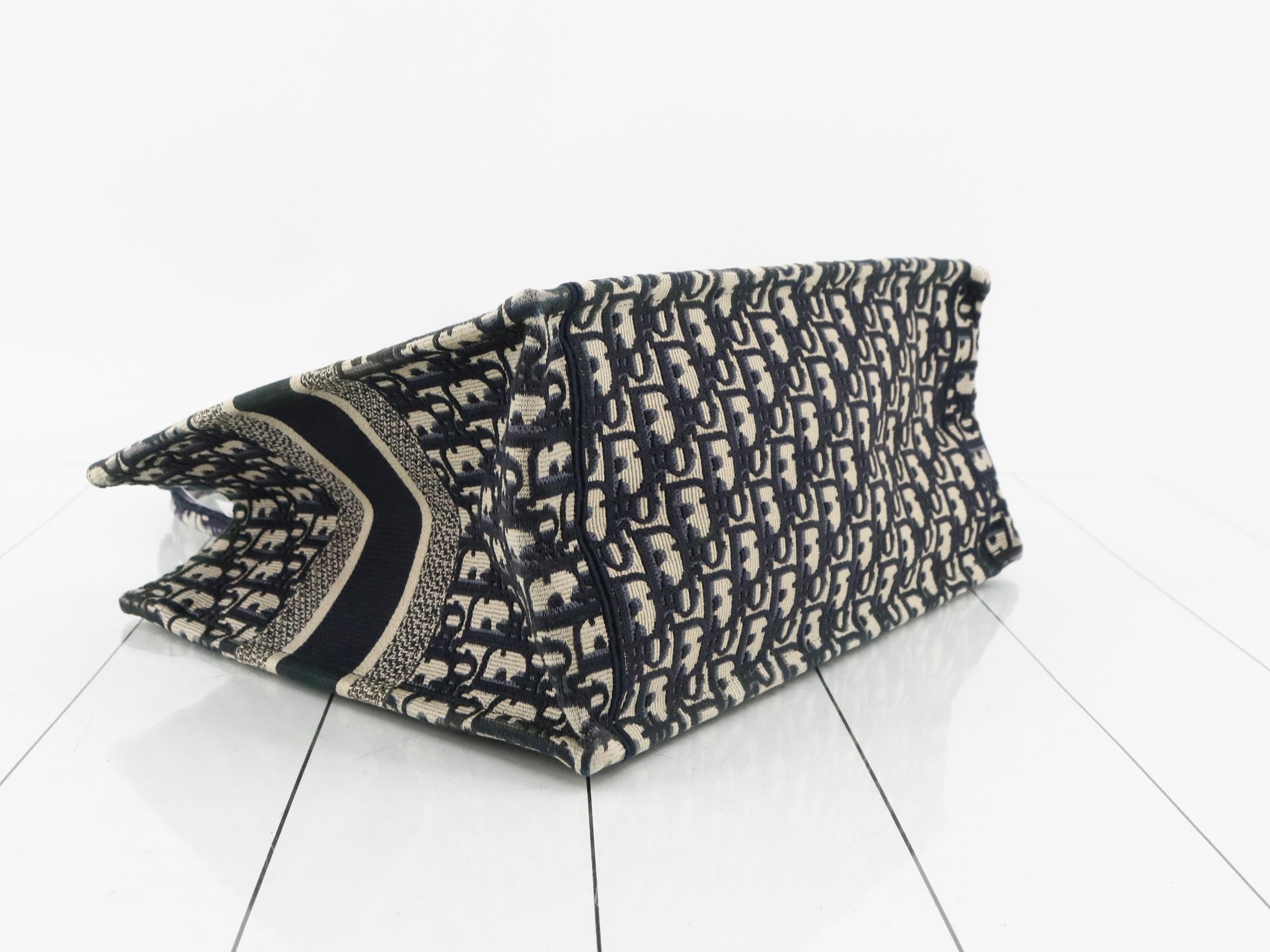 Book Tote, Oblique, Medium — view 5