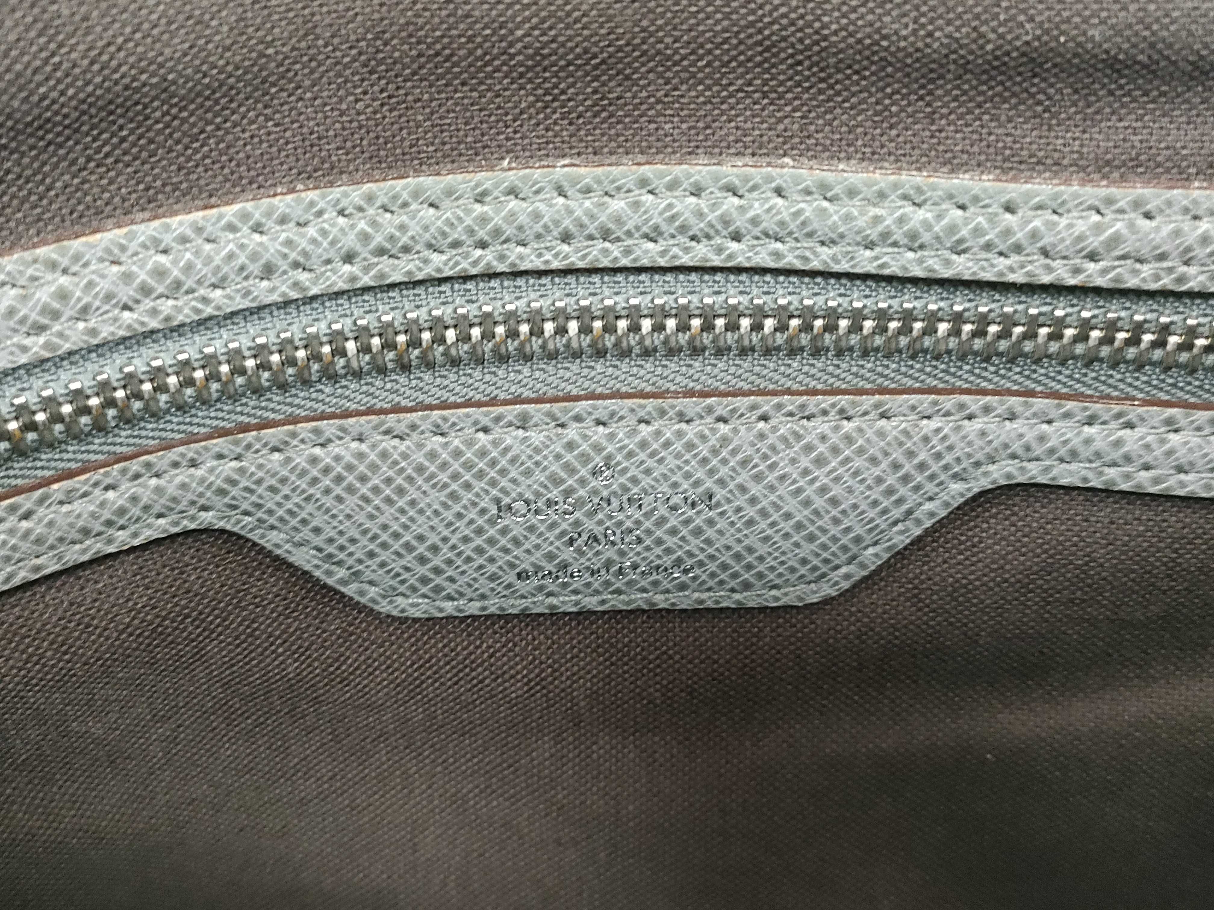 Taiga Louis Vuitton Messenger Bag Taiga Shoulder Bag — view 11