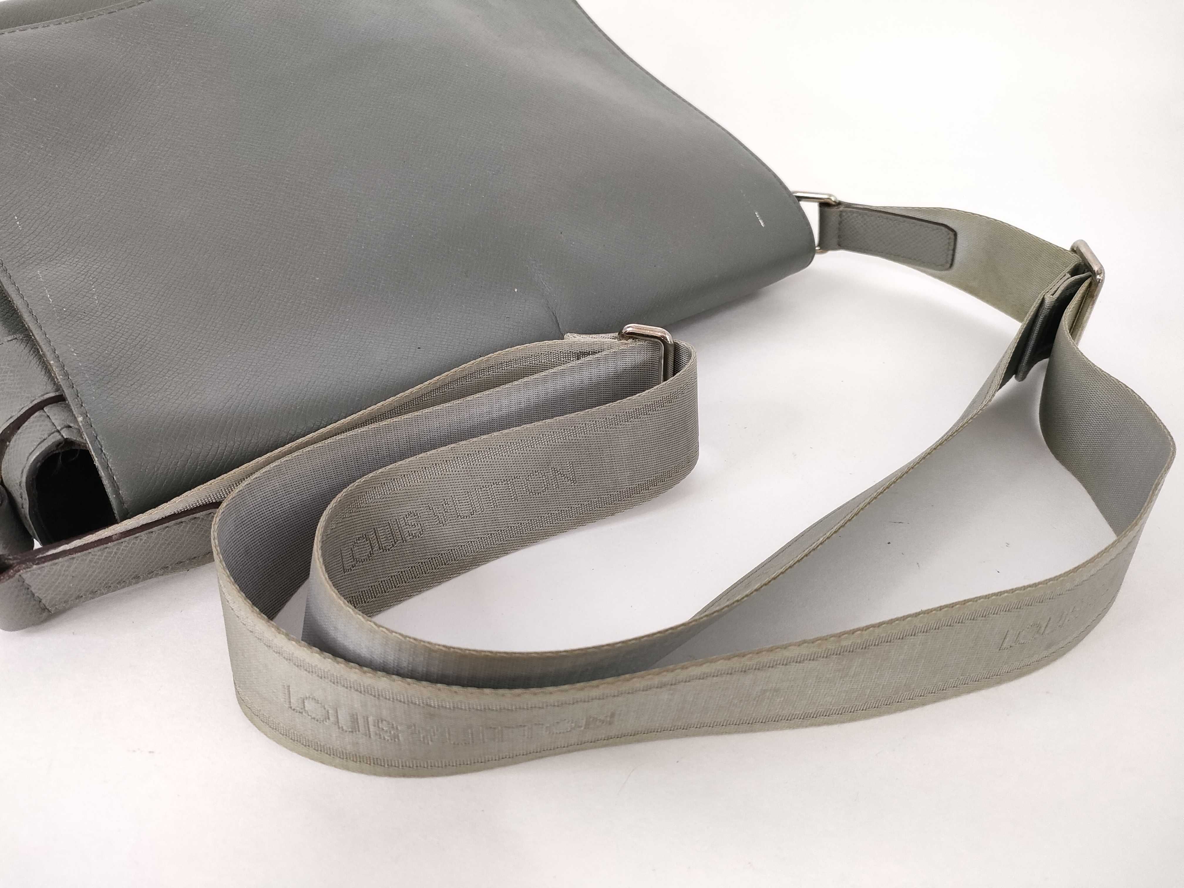 Taiga Louis Vuitton Messenger Bag Taiga Shoulder Bag — view 3