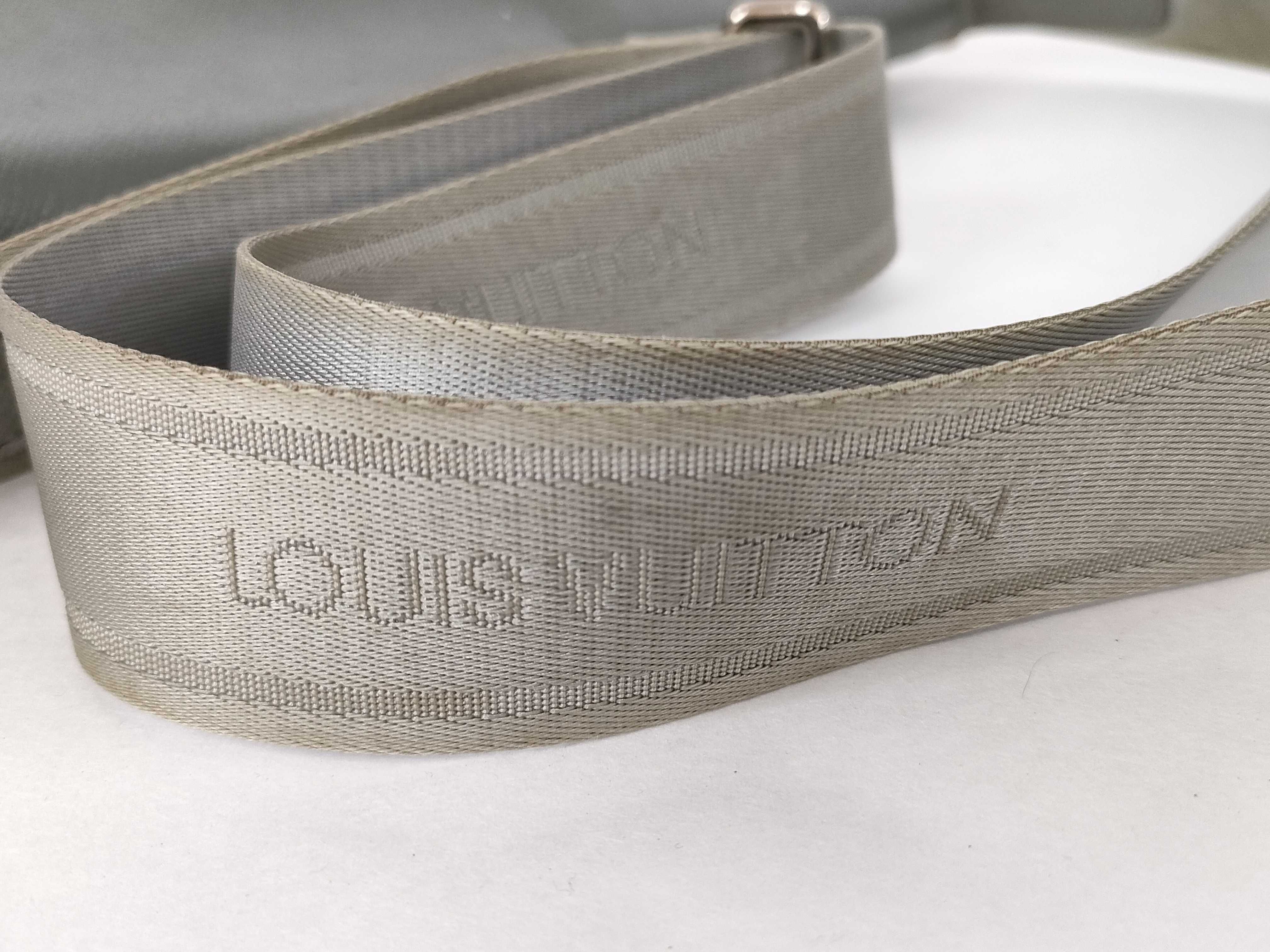 Taiga Louis Vuitton Messenger Bag Taiga Shoulder Bag — view 4