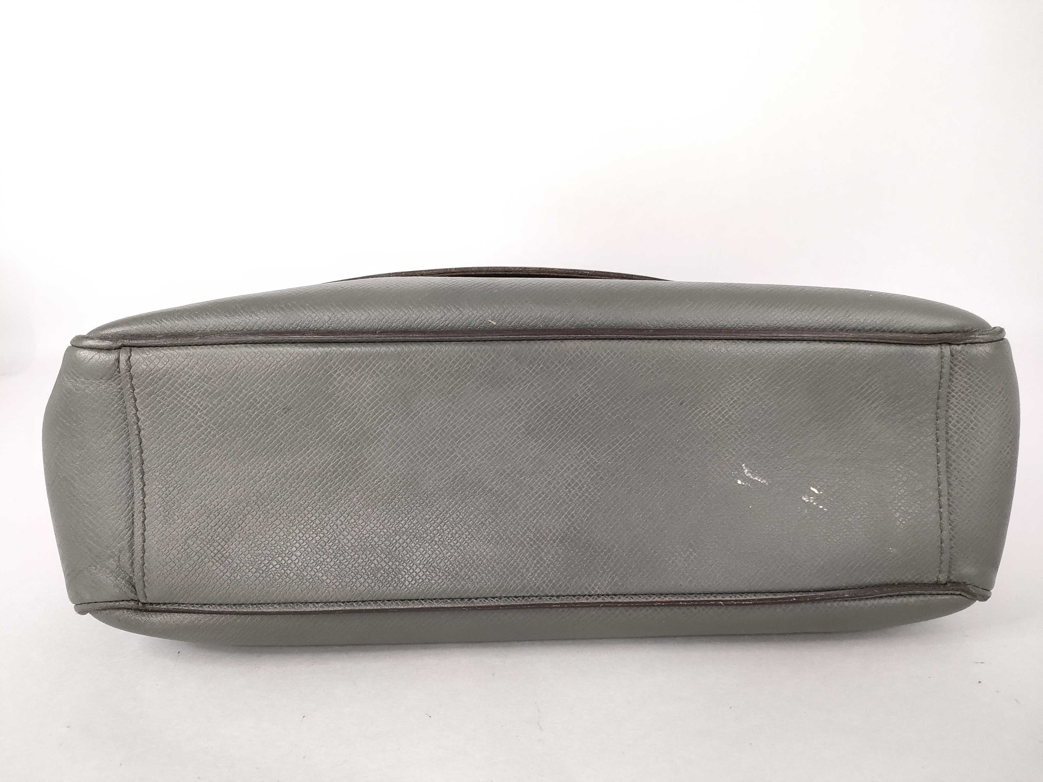 Taiga Louis Vuitton Messenger Bag Taiga Shoulder Bag — view 7