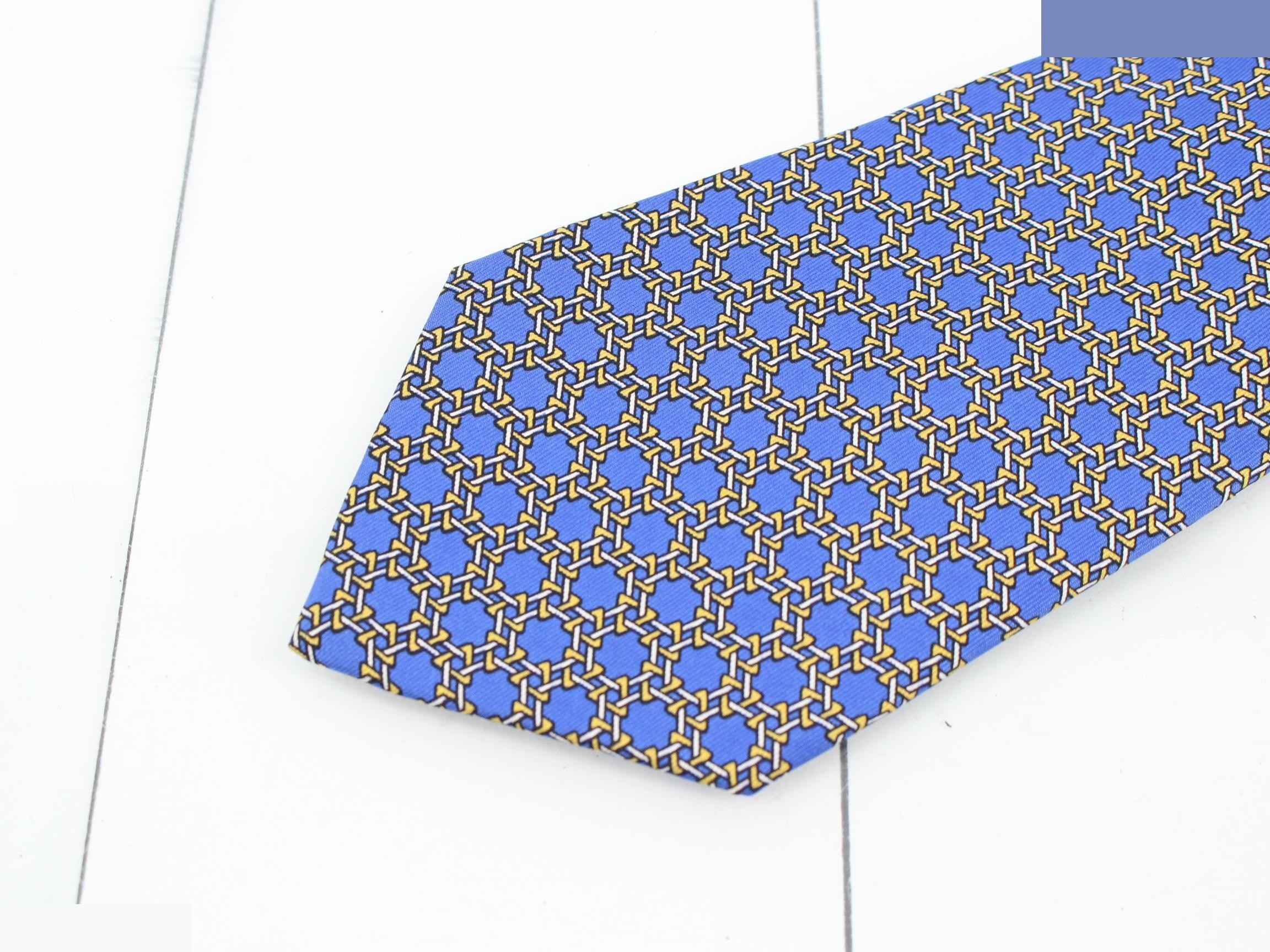 tie — view 3