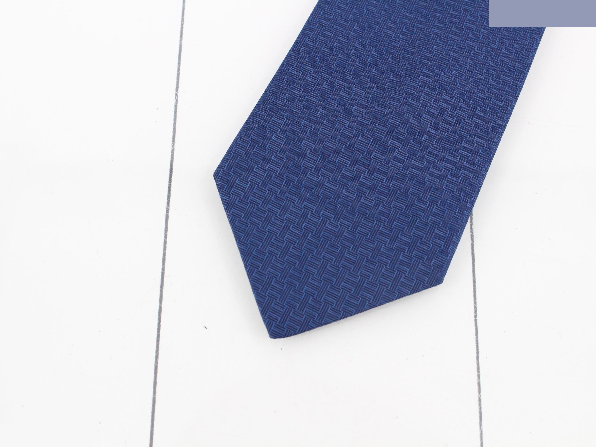 tie, H pattern — view 3