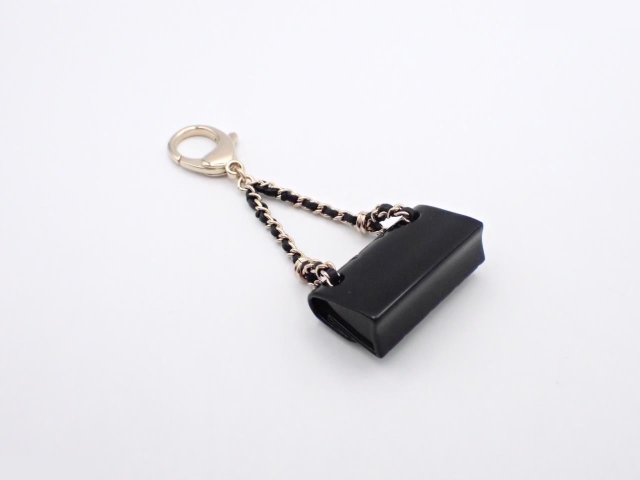 Matelassé B23C Charm, GP x Plastic, Black x Gold — view 2
