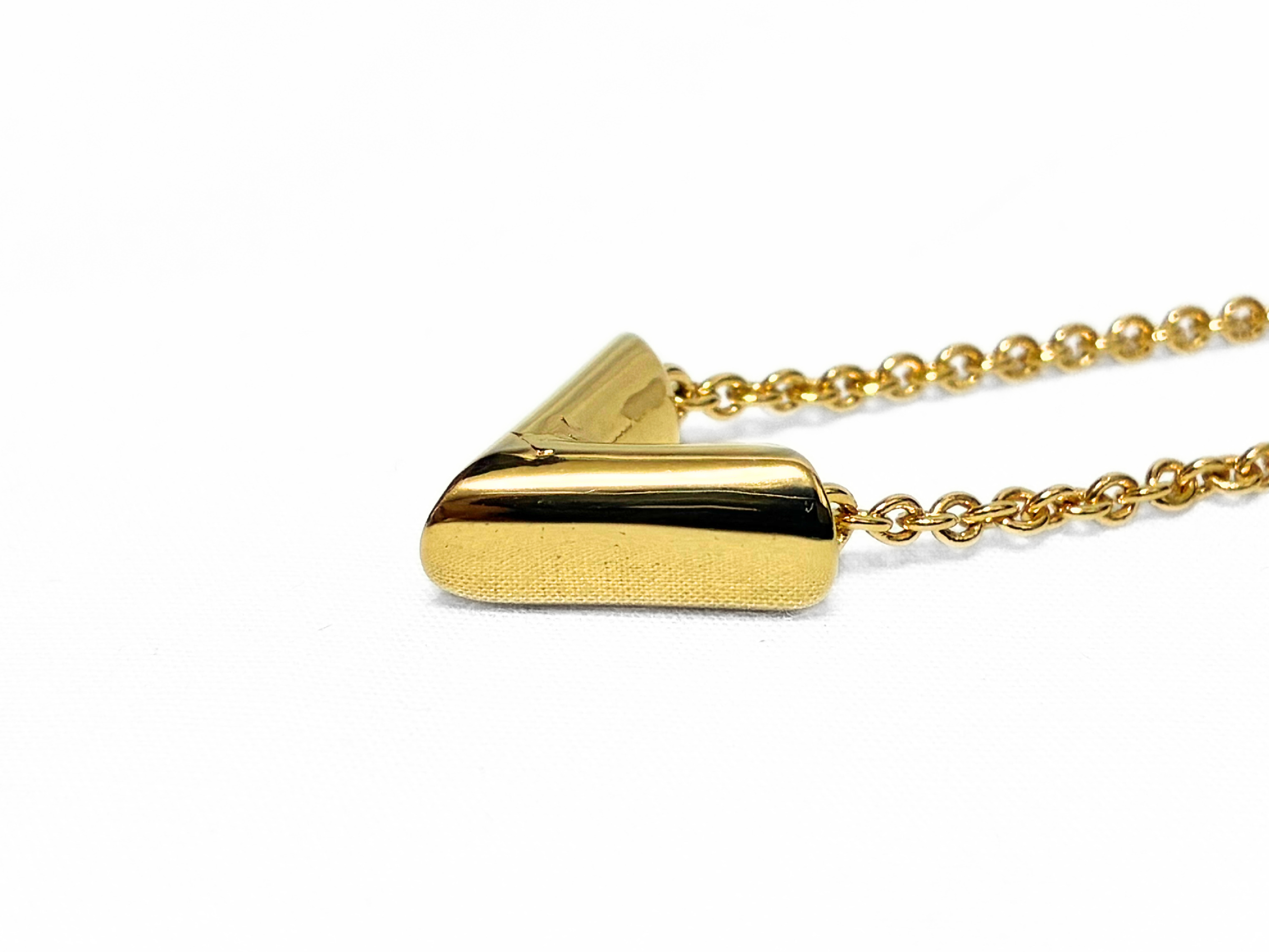 Essential M61083 Gold V Necklace — view 5