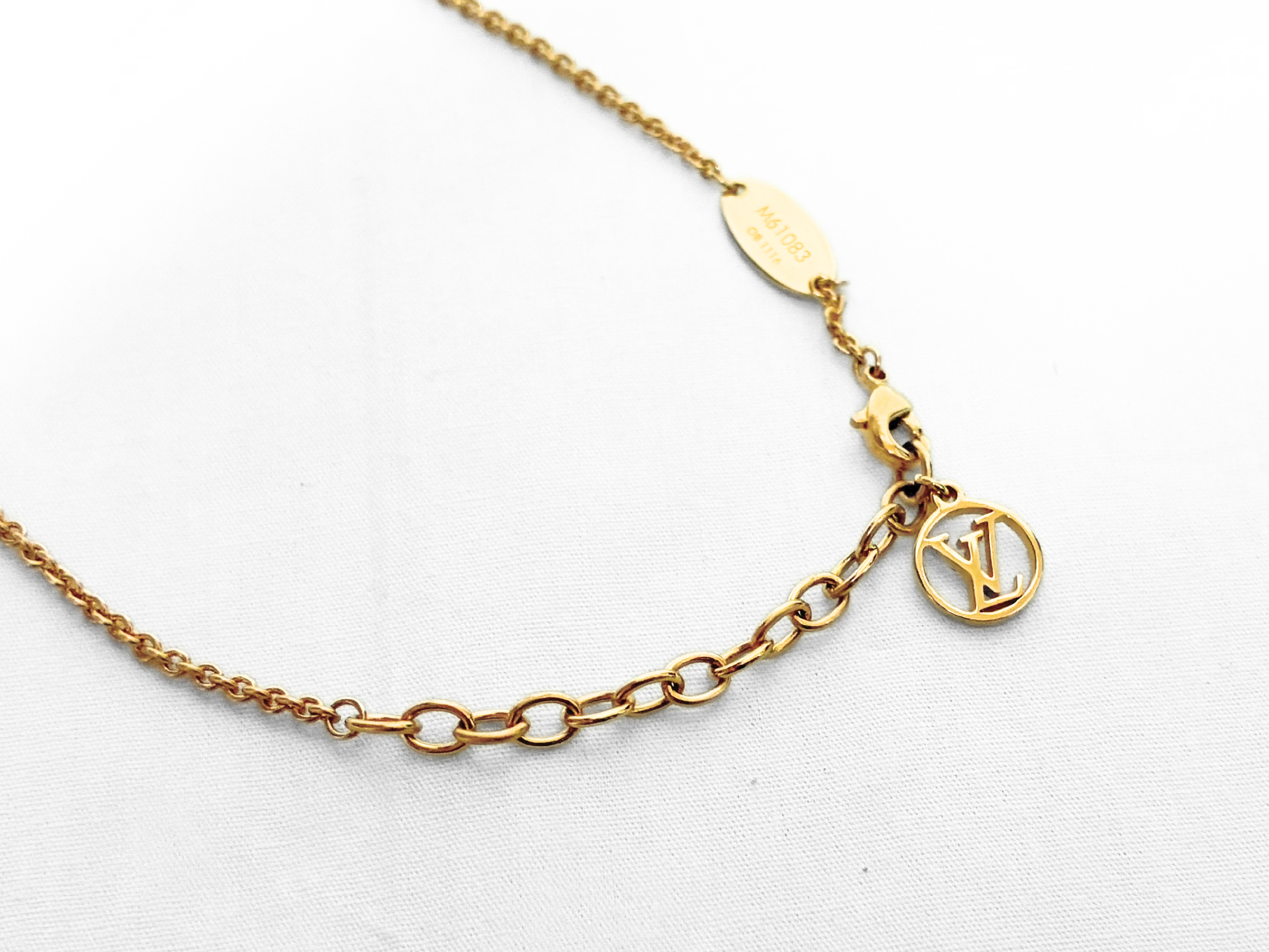 Essential M61083 Gold V Necklace — view 8