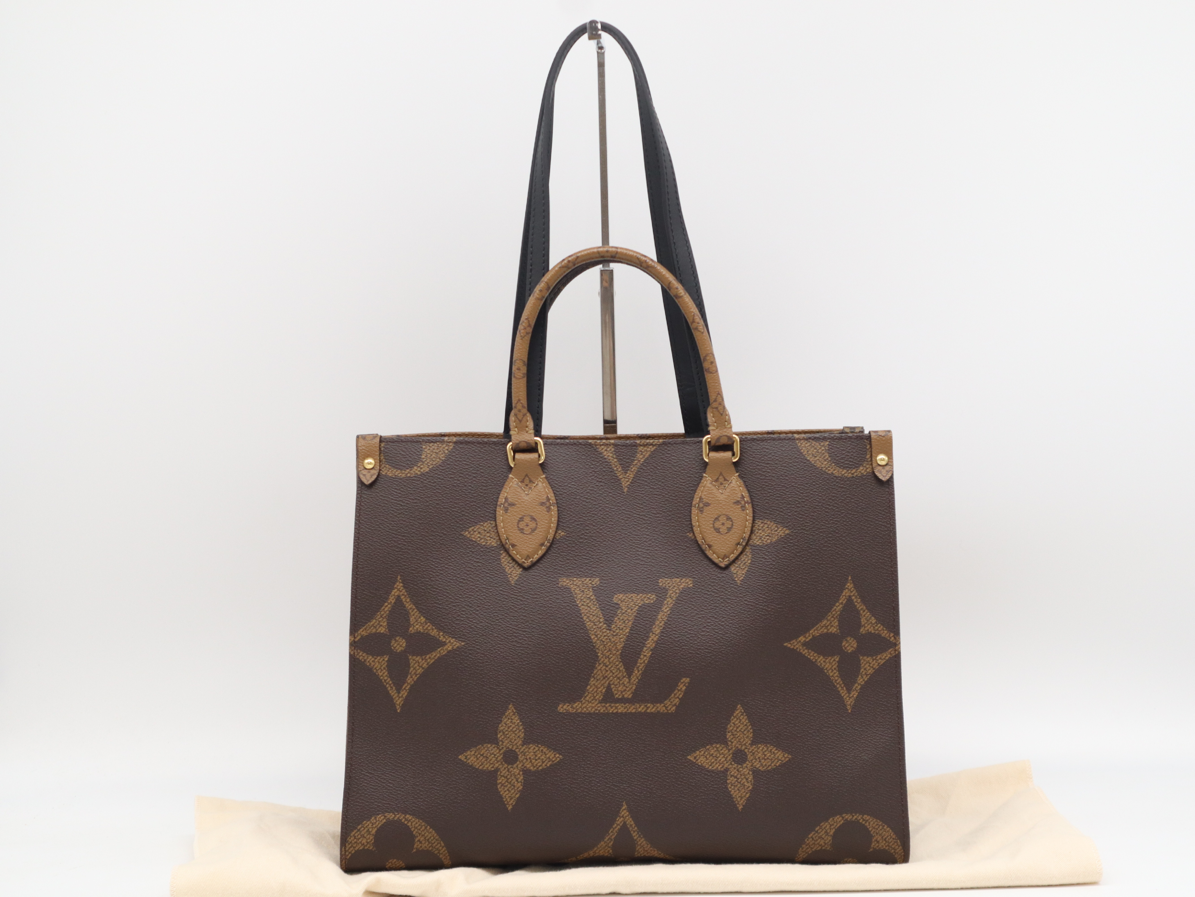 M45321 Monogram Giant Reverse OnTheGo MM RFID-tested tote bag with dust bag.