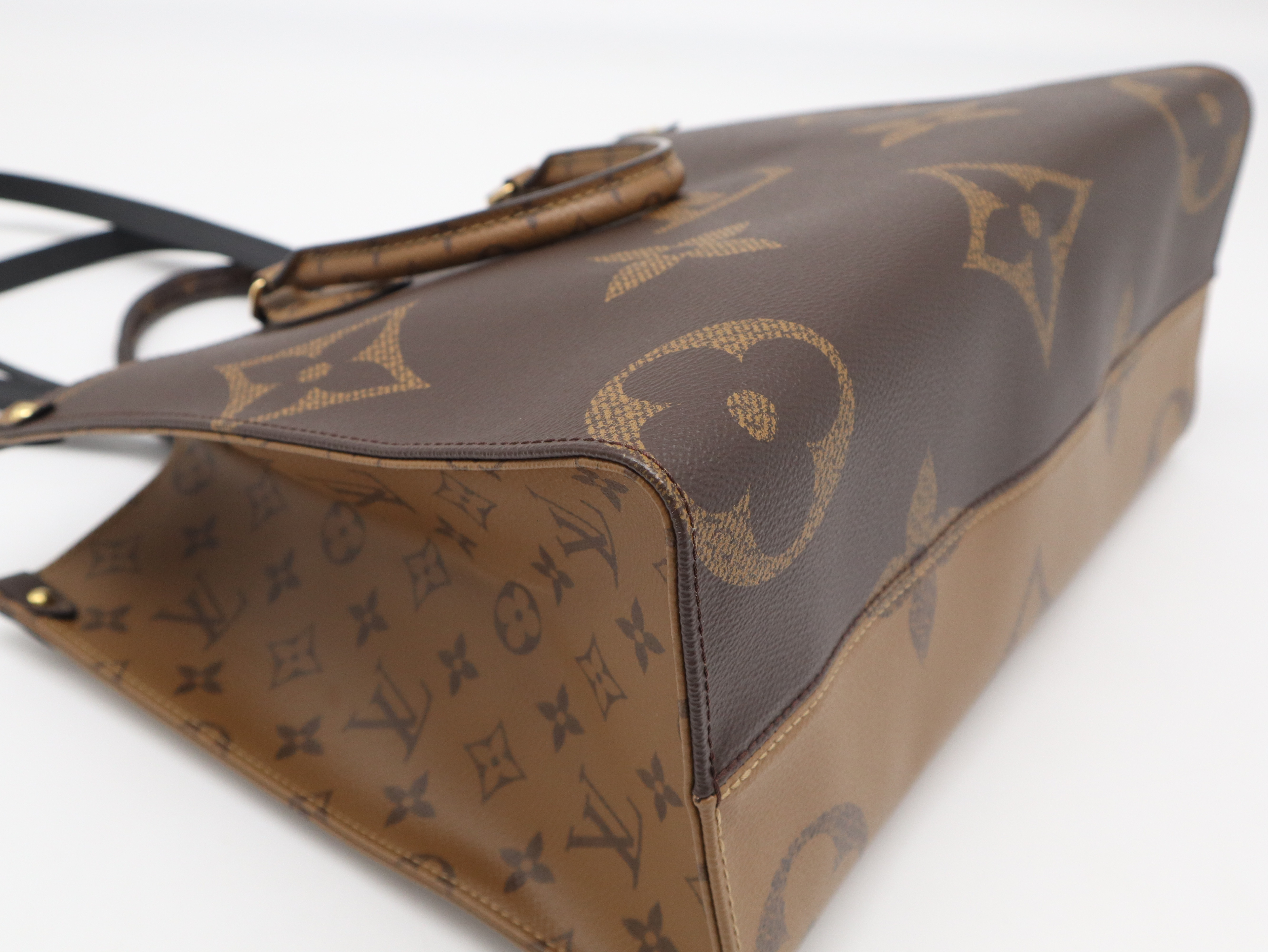 M45321 Monogram Giant Reverse OnTheGo MM RFID-tested tote bag with dust bag. — view 11