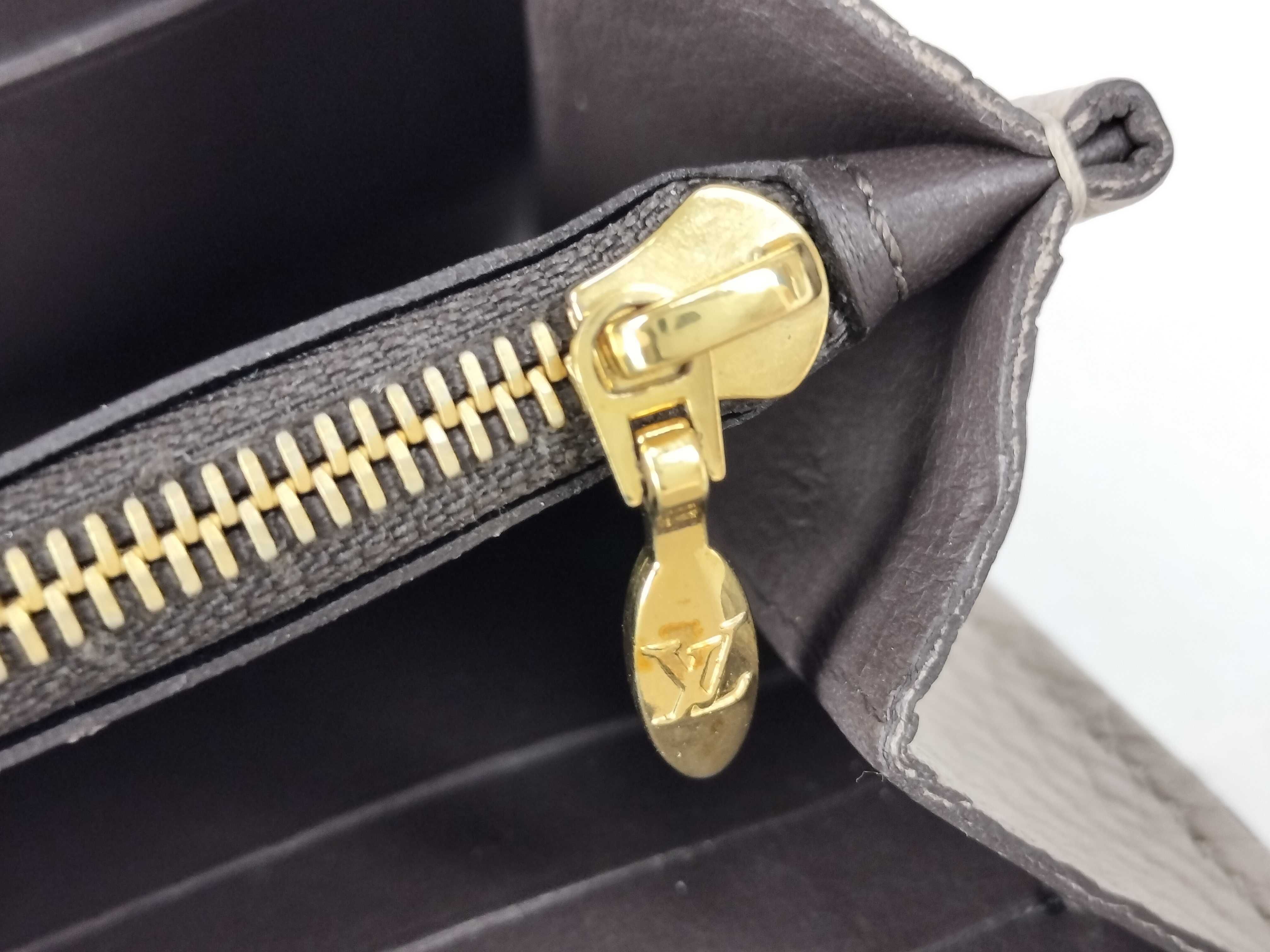 Portefeuille Capucines Bi-fold Long Wallet, Taurillon Leather, Galet M61249 MI4136 Wallet — view 14
