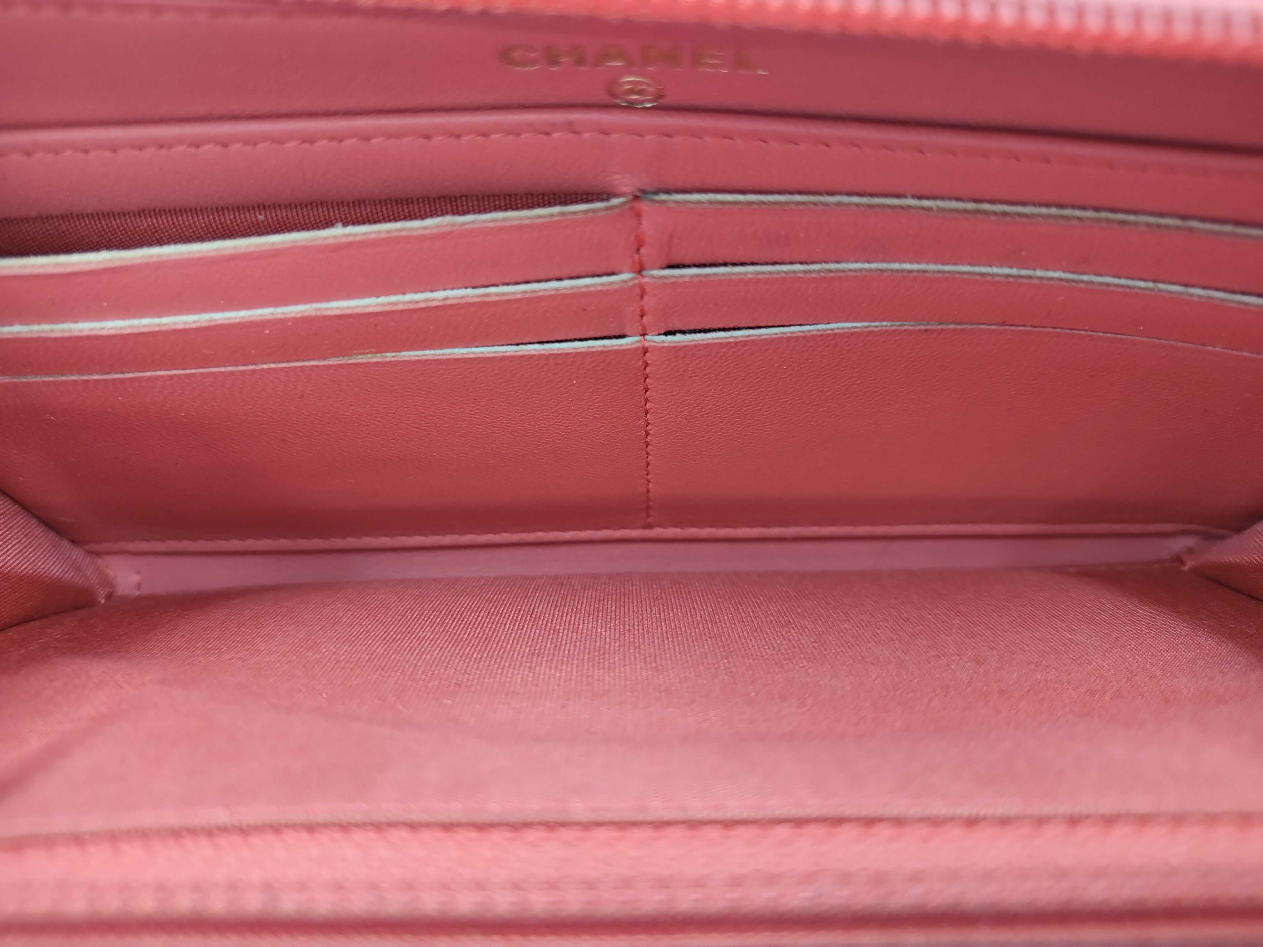 Boy Chanel V-stitch round zipper wallet, with seal and card, serial number 23-something, box and dust bag included. — view 5