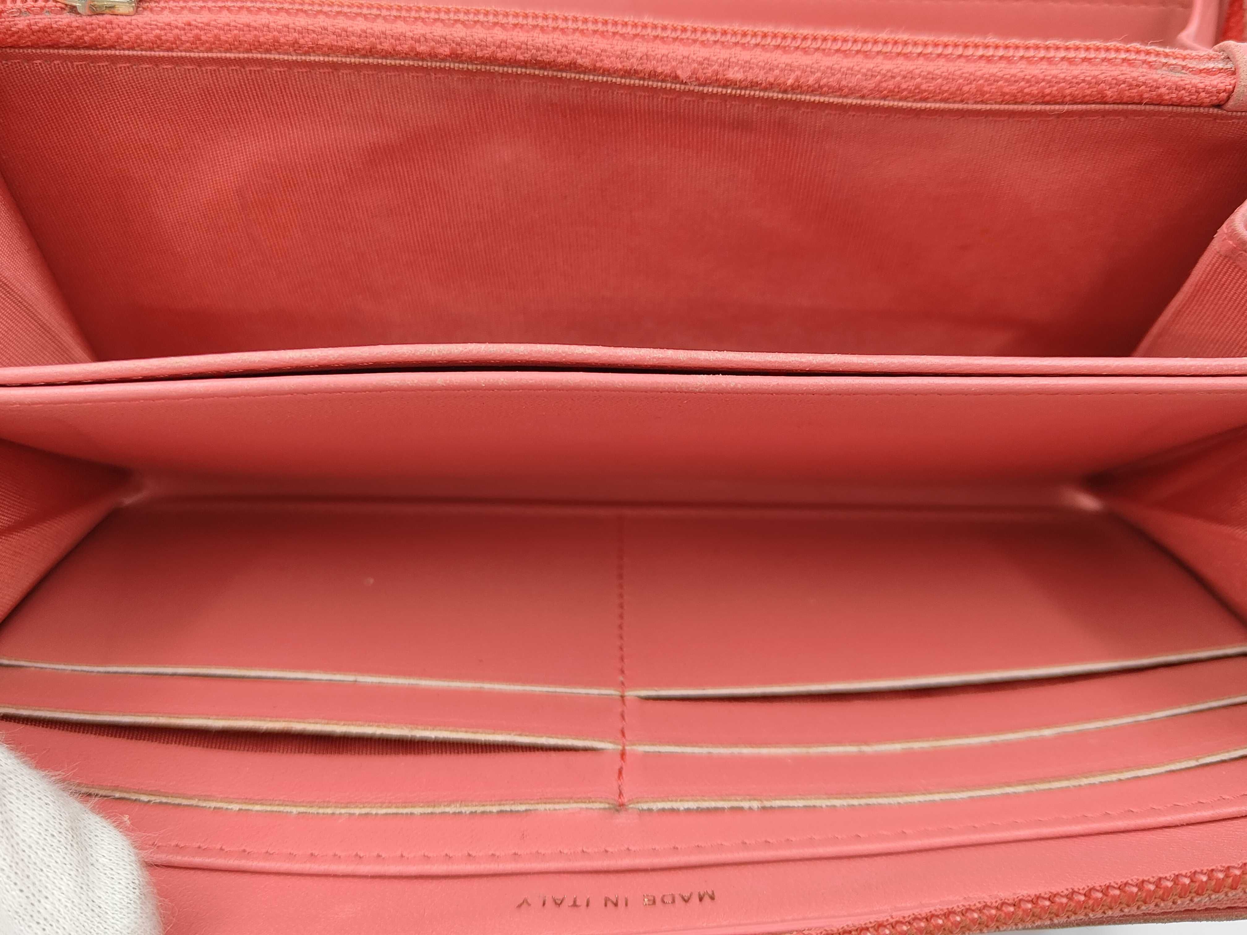 Boy Chanel V-stitch round zipper wallet, with seal and card, serial number 23-something, box and dust bag included. — view 6