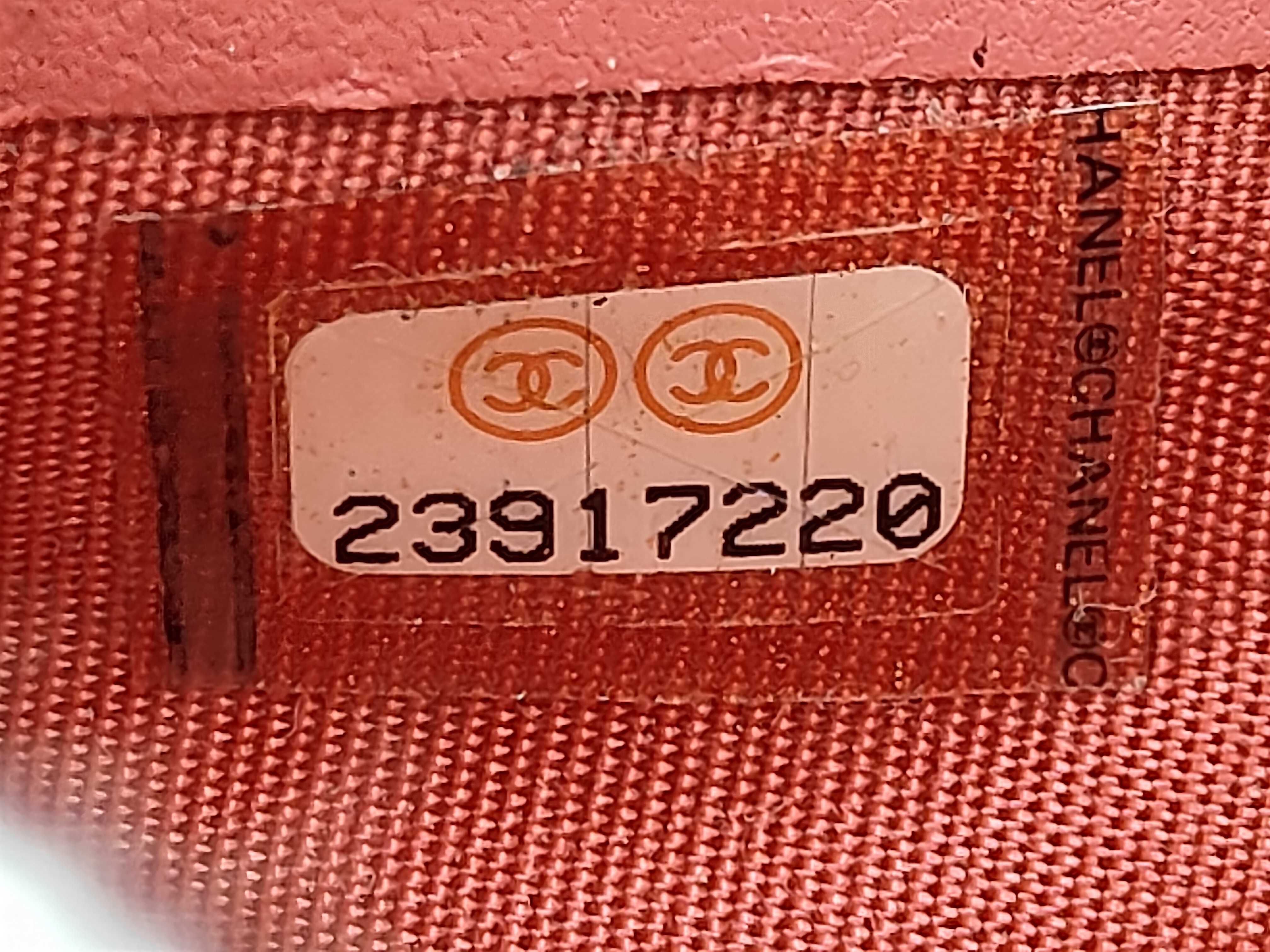 Boy Chanel V-stitch round zipper wallet, with seal and card, serial number 23-something, box and dust bag included. — view 9
