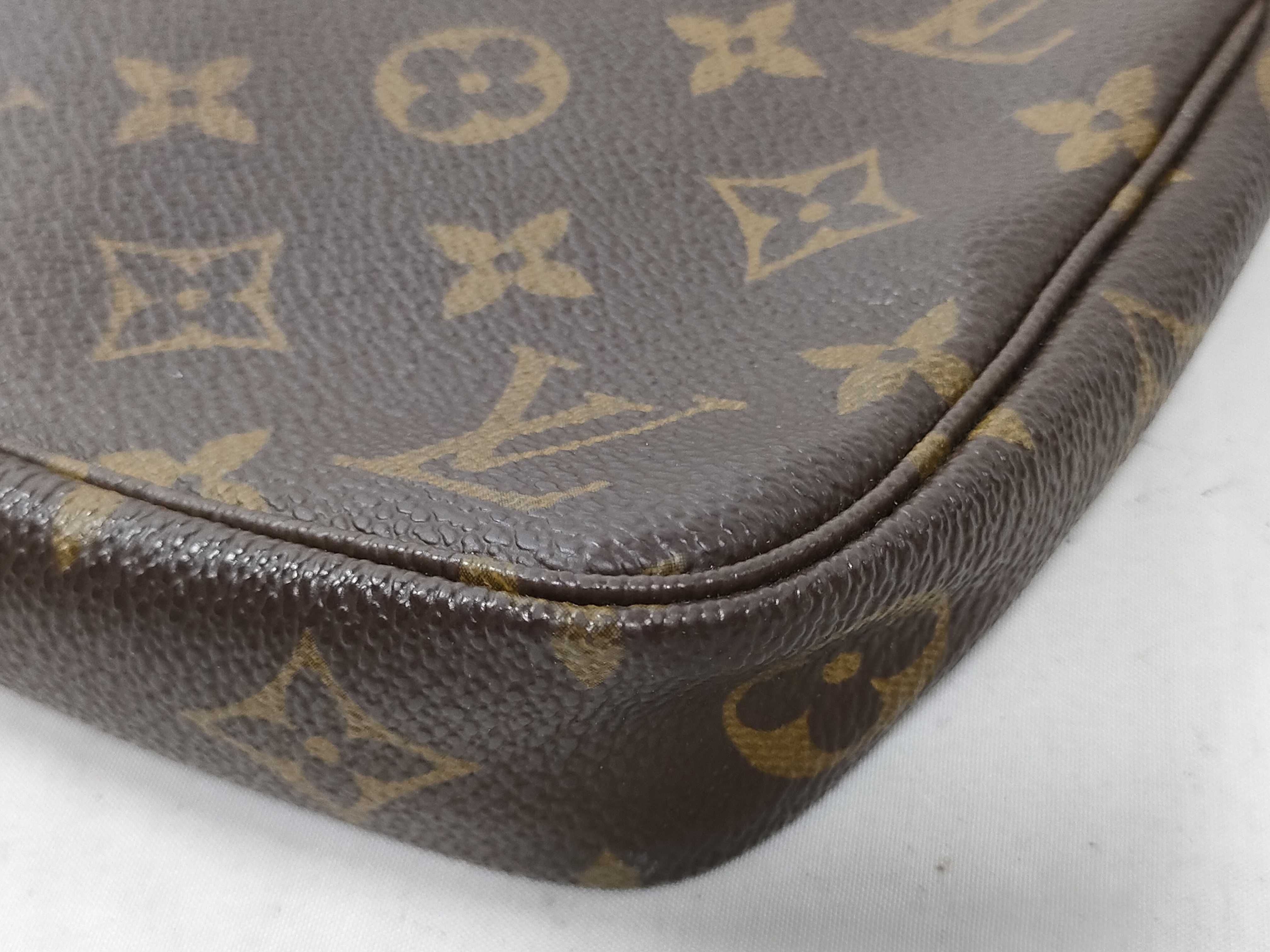 Monogram Accessoires VI0090 Pouch — view 4